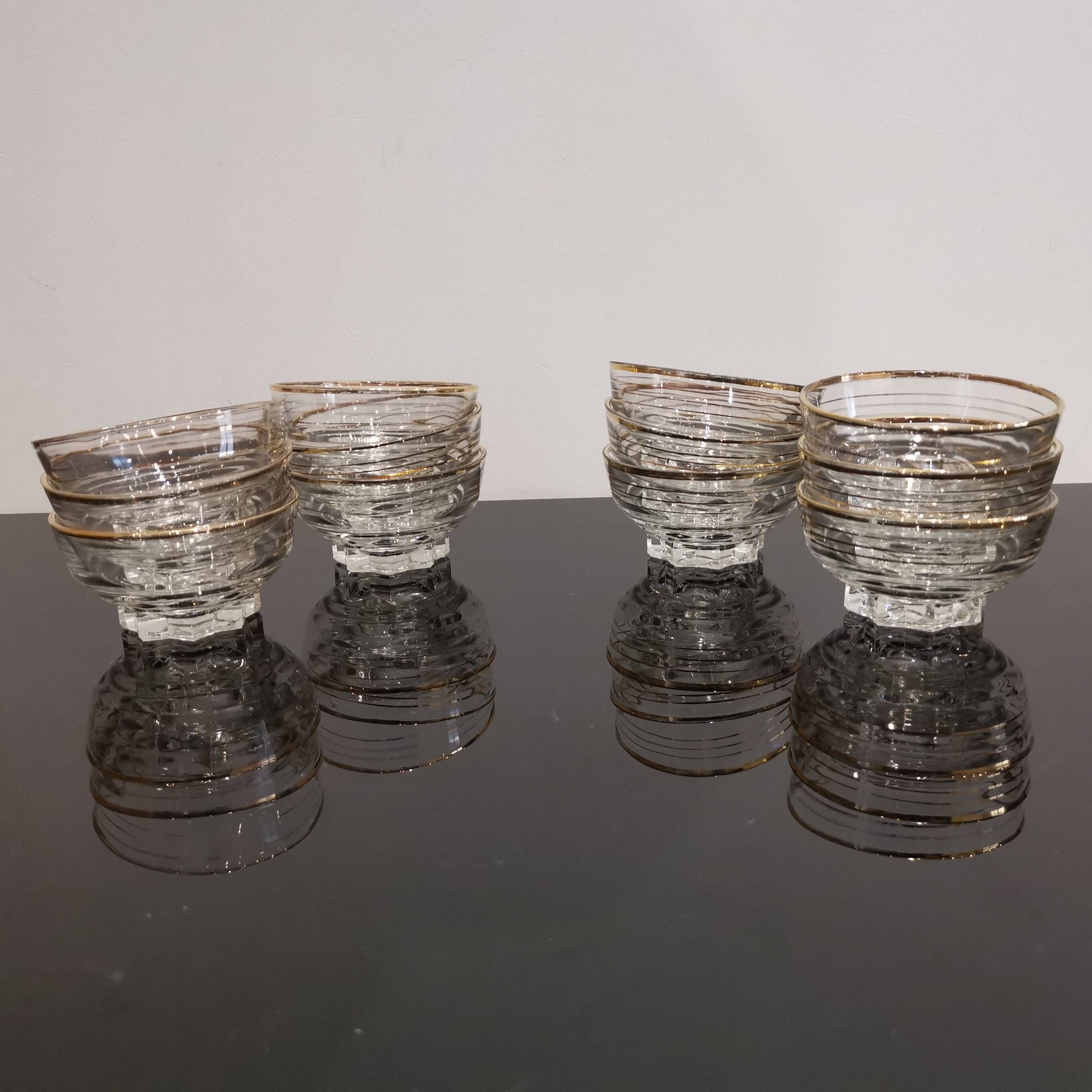 Set of 6 champagne glasses with gold edging and vintage star feet