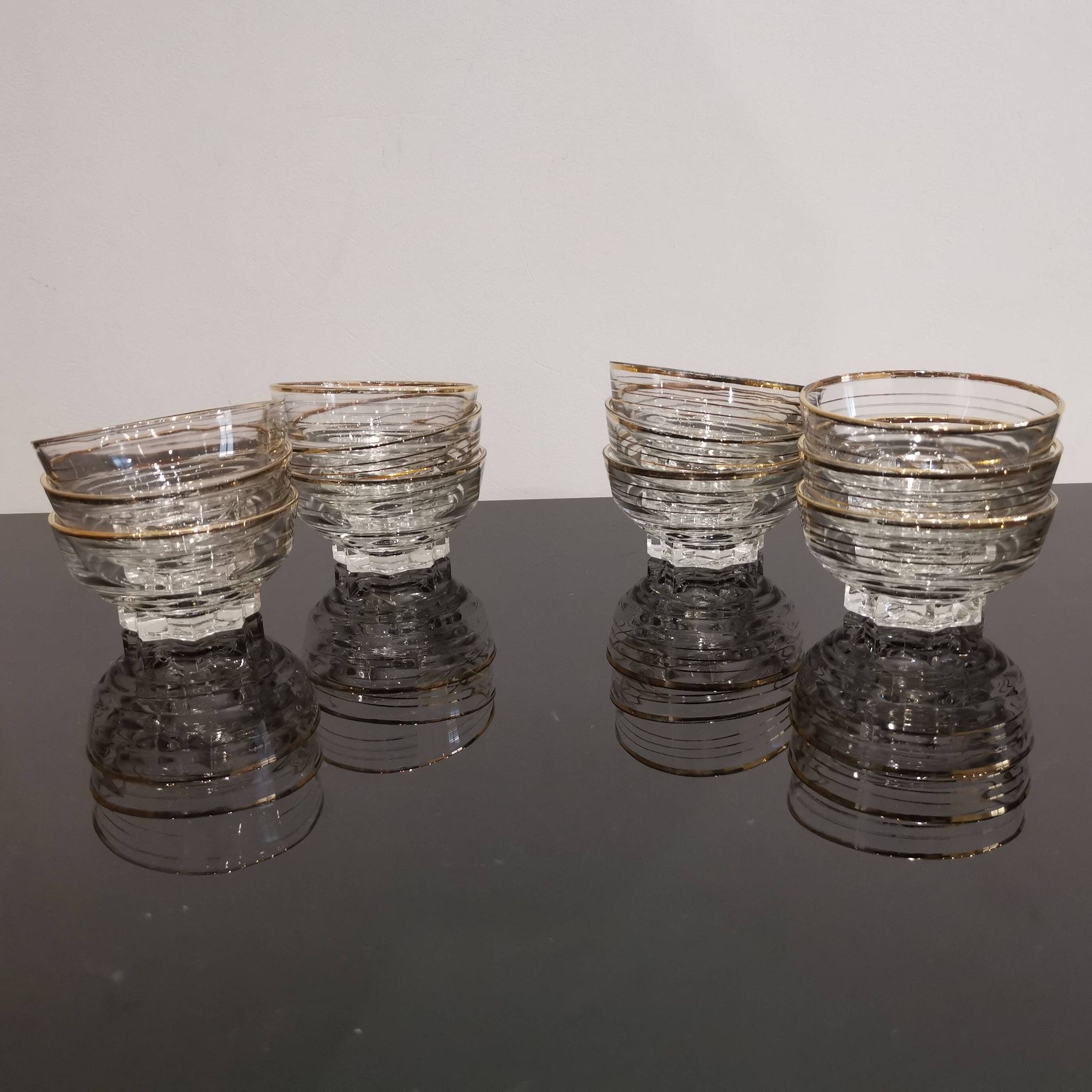 Set of 6 champagne glasses with gold edging and vintage star feet