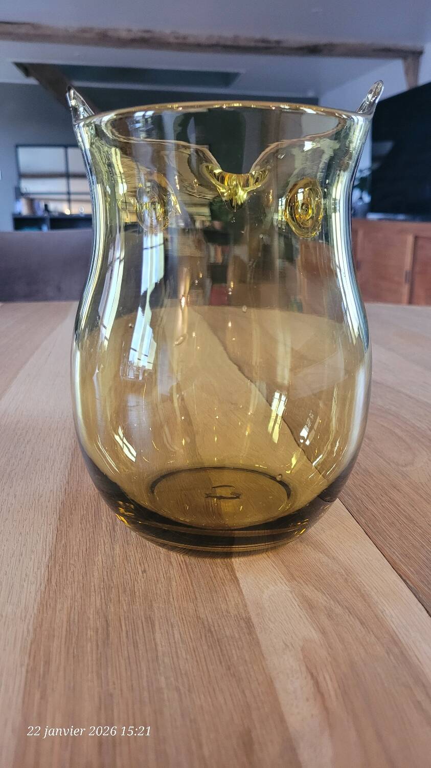 Amber glass vase design - owl shape