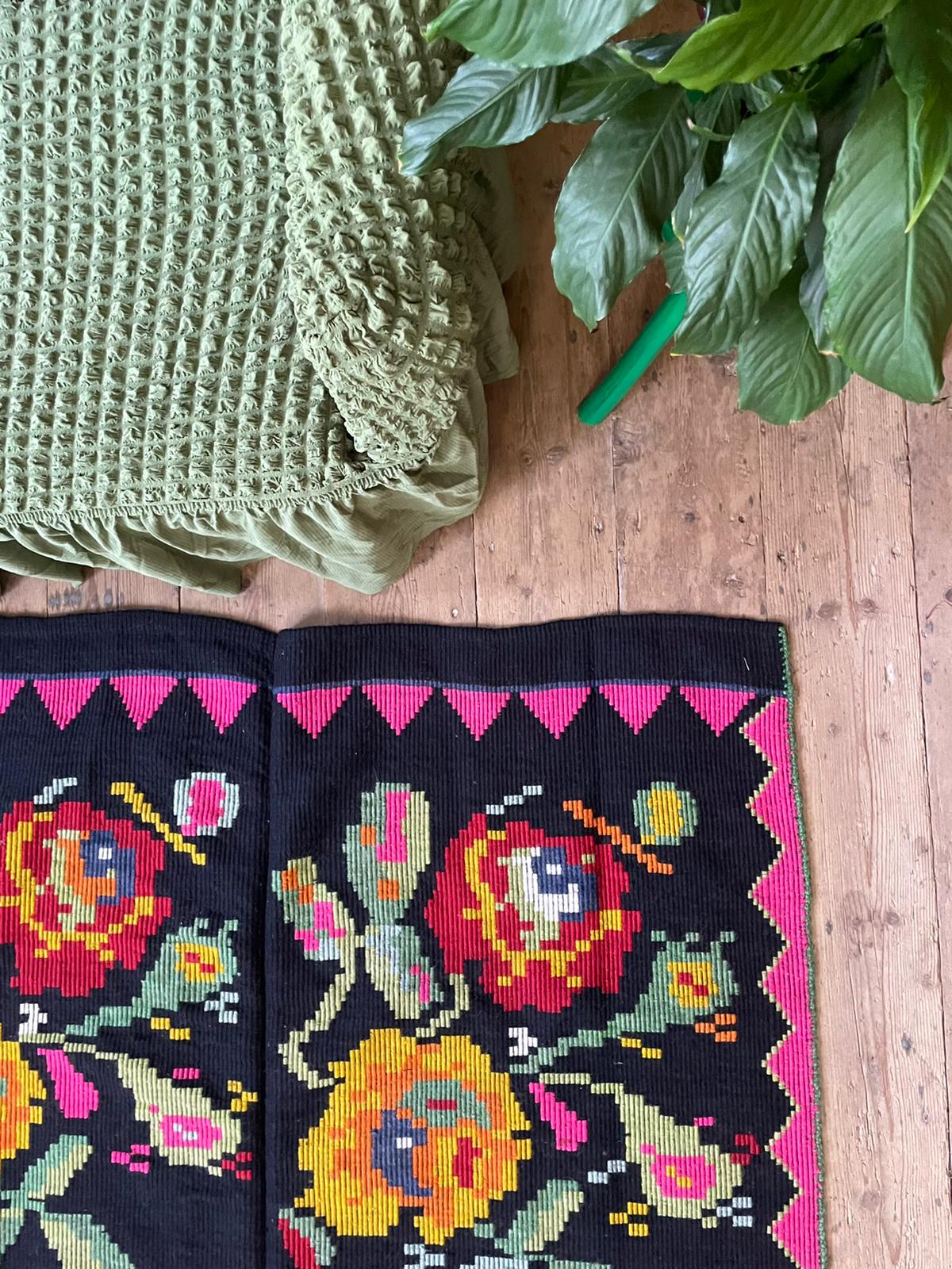 Romanian vintage carpet with delicate flowers 258x138cm