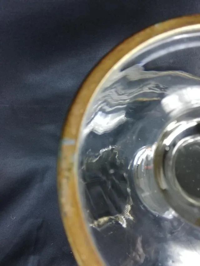 Vase en verre gravé sur pied