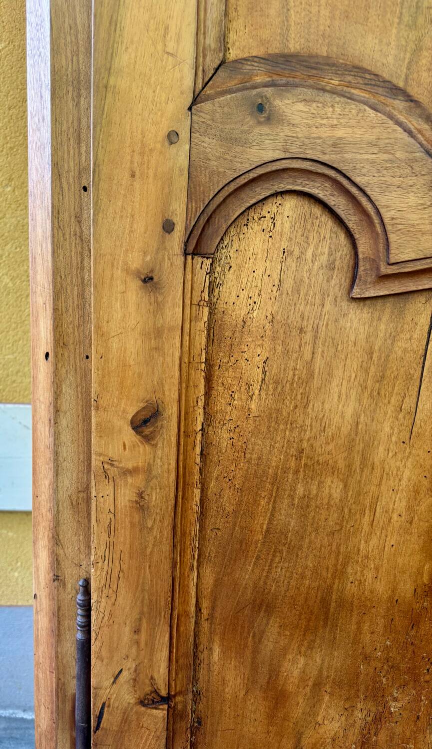 Armoire ancienne française en noyer massif – style Louis XV, fin XIXe siècle