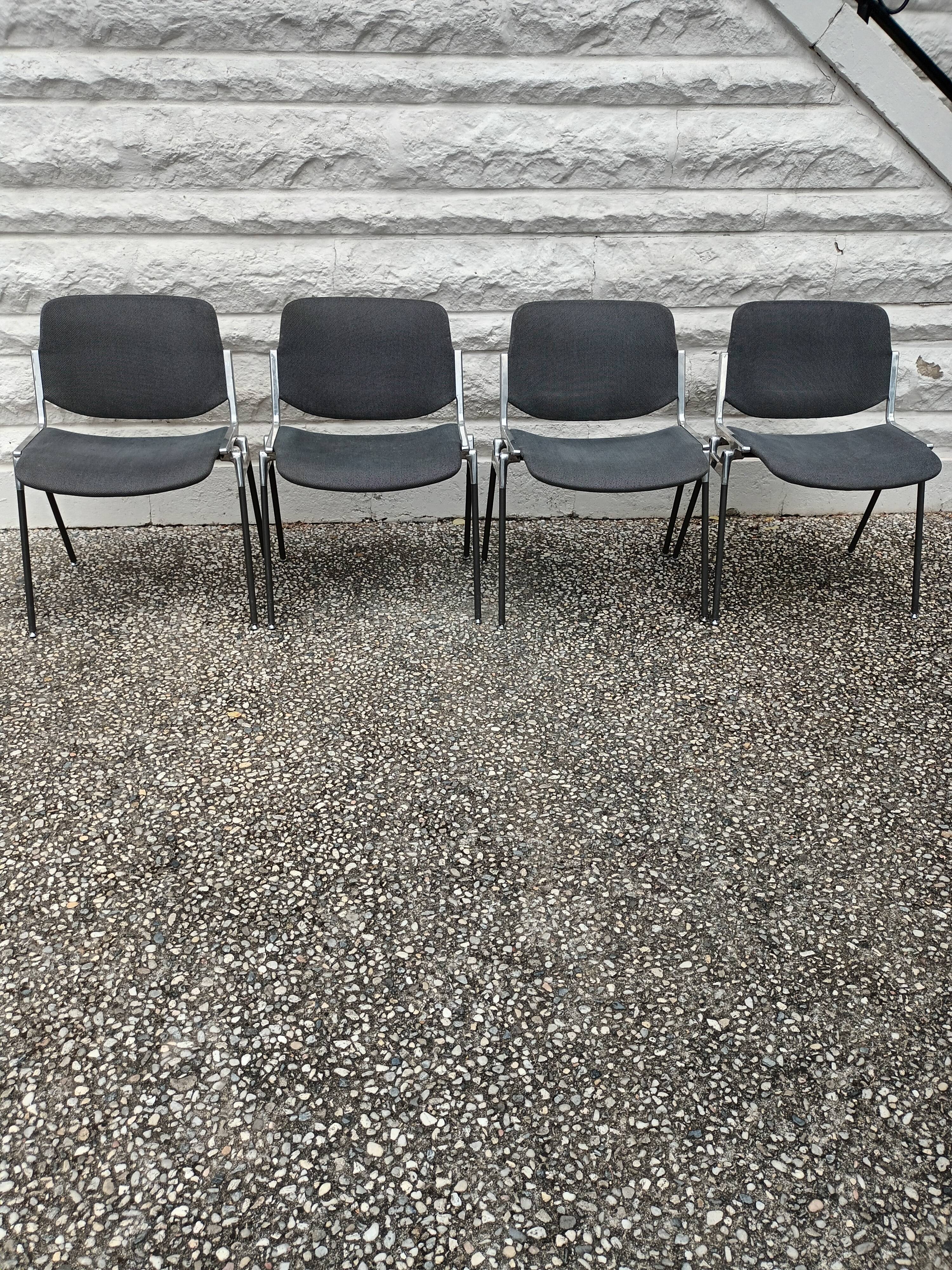 Série de 4 chaises DSC 106 Giancarlo Piretti