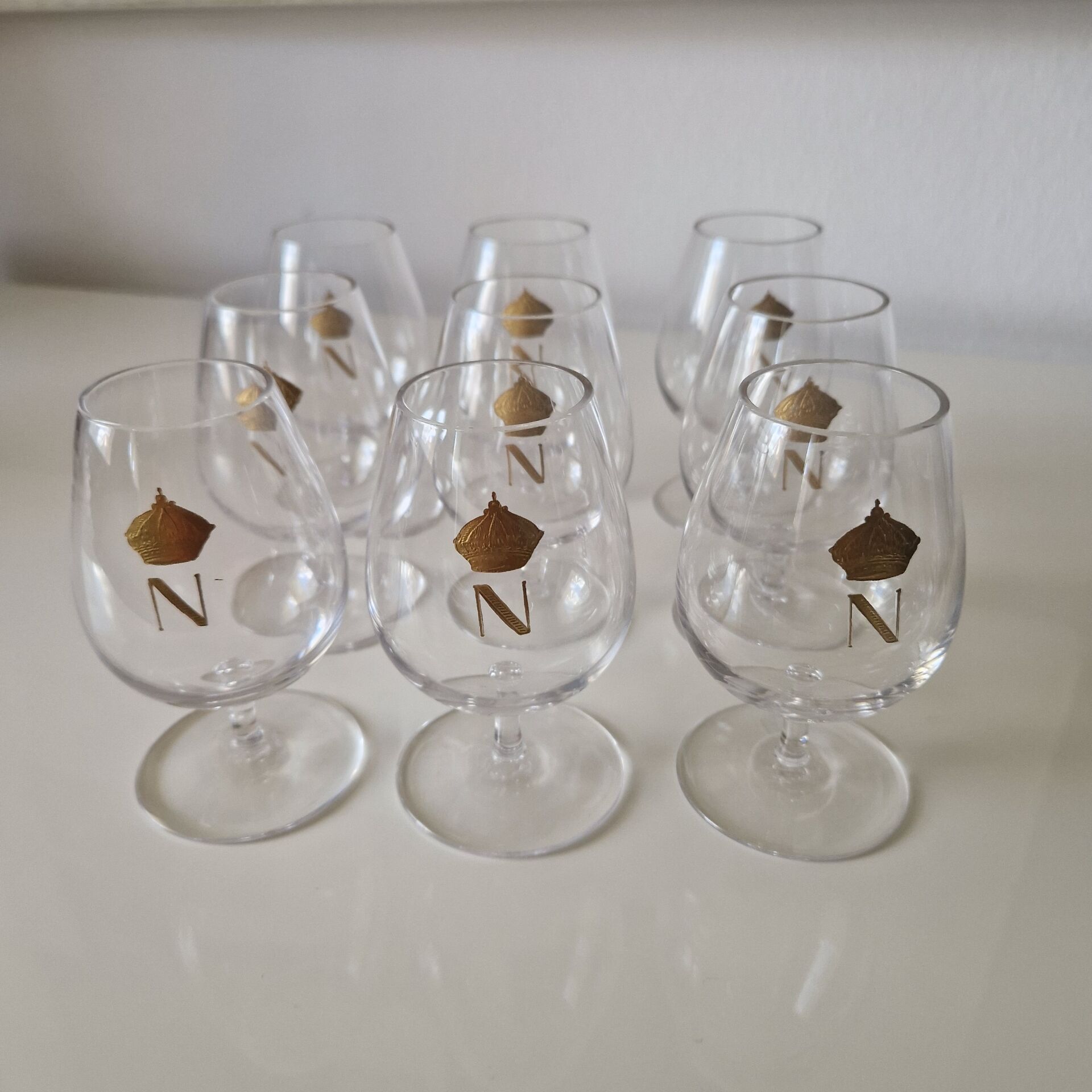 Suite de 10 verres à liqueur en cristal décor Napoléon Ier doré – cour