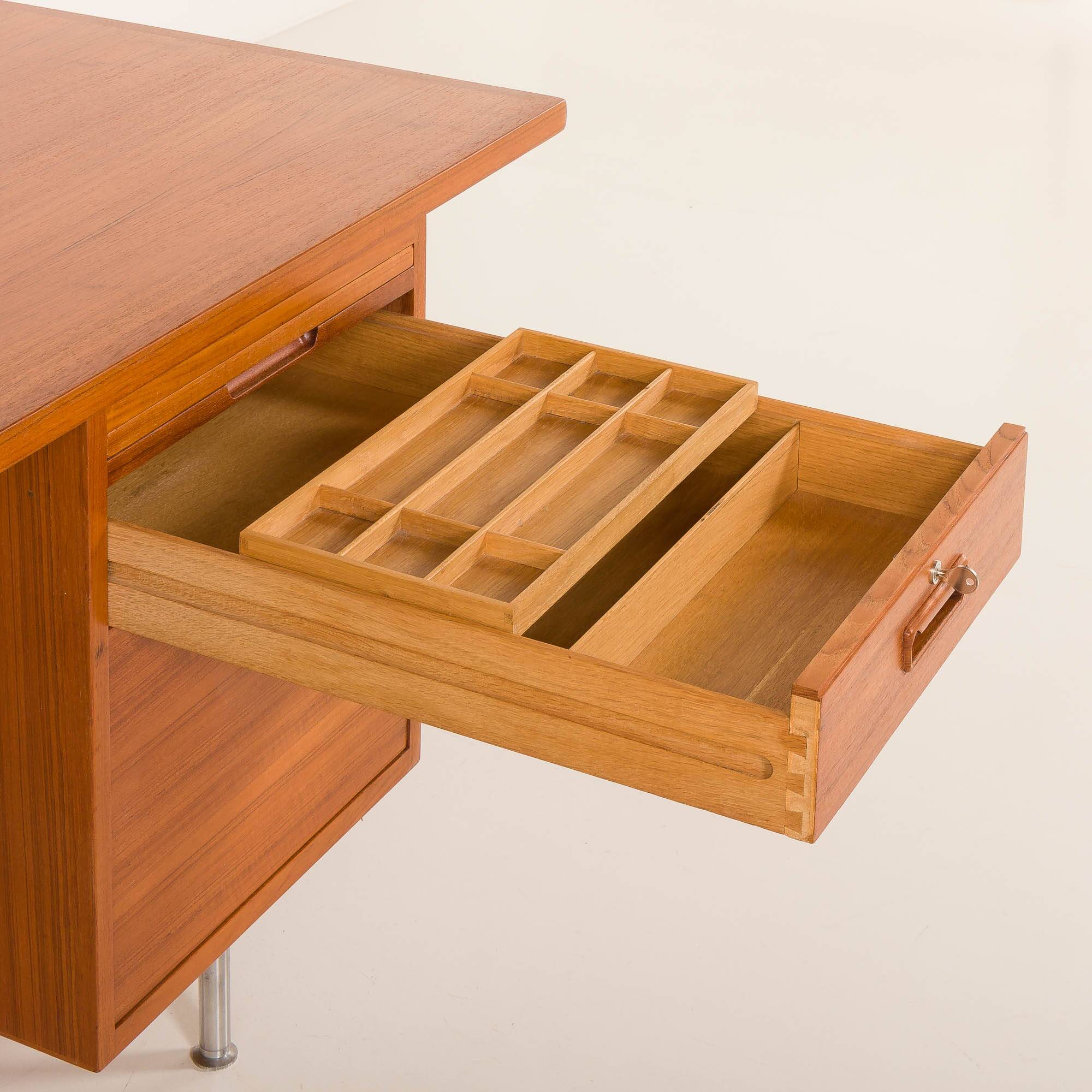Bureau de direction extra large en teck, style danois du milieu du XXe siècle, années 1970