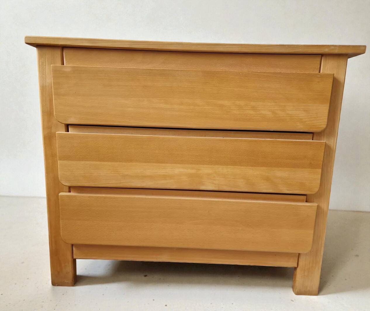 Commode style with rounded edges.