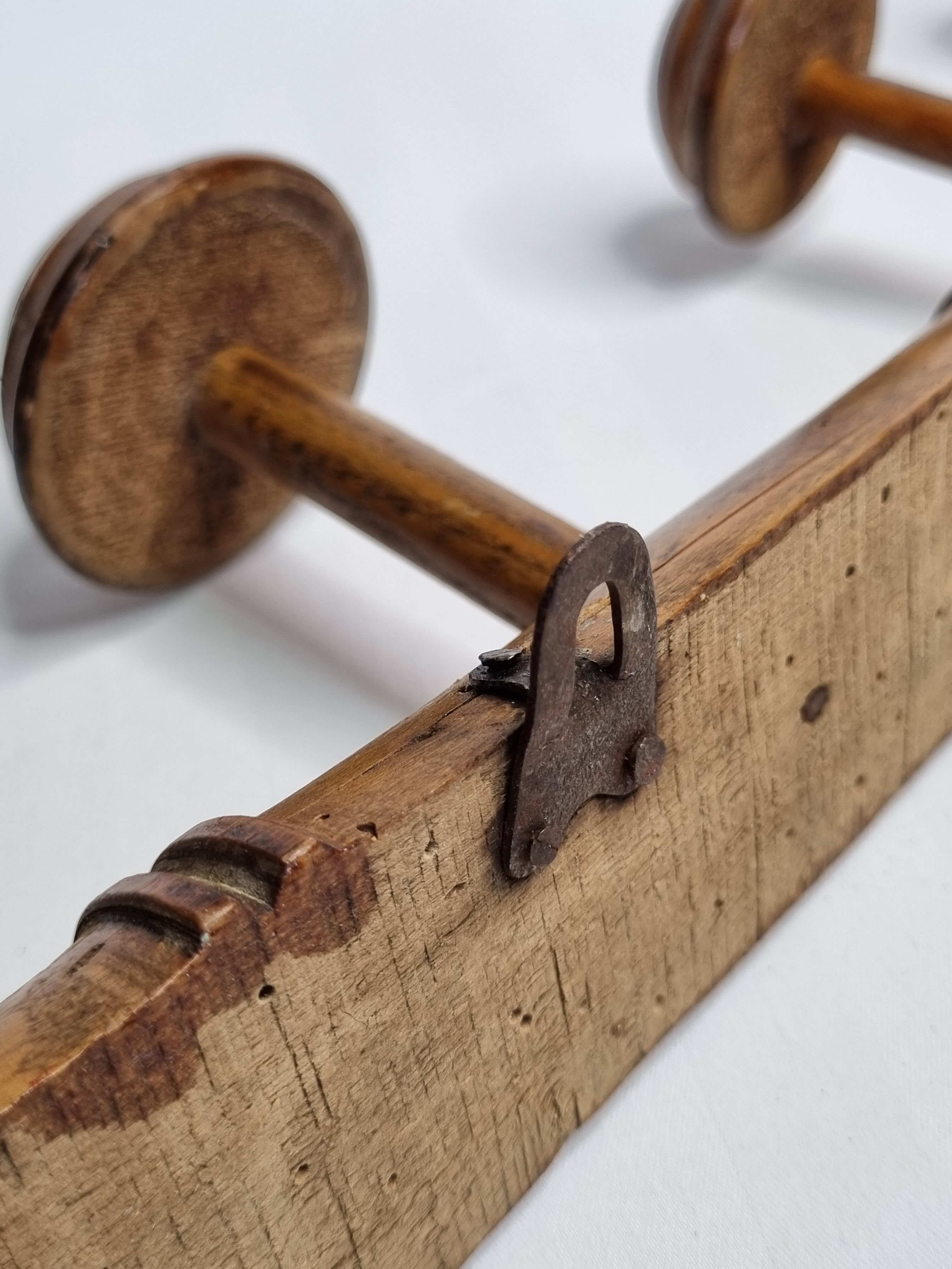 Ancien portemanteau rustique en bois tourné à l'imitation du bambou 1900, 5 patères