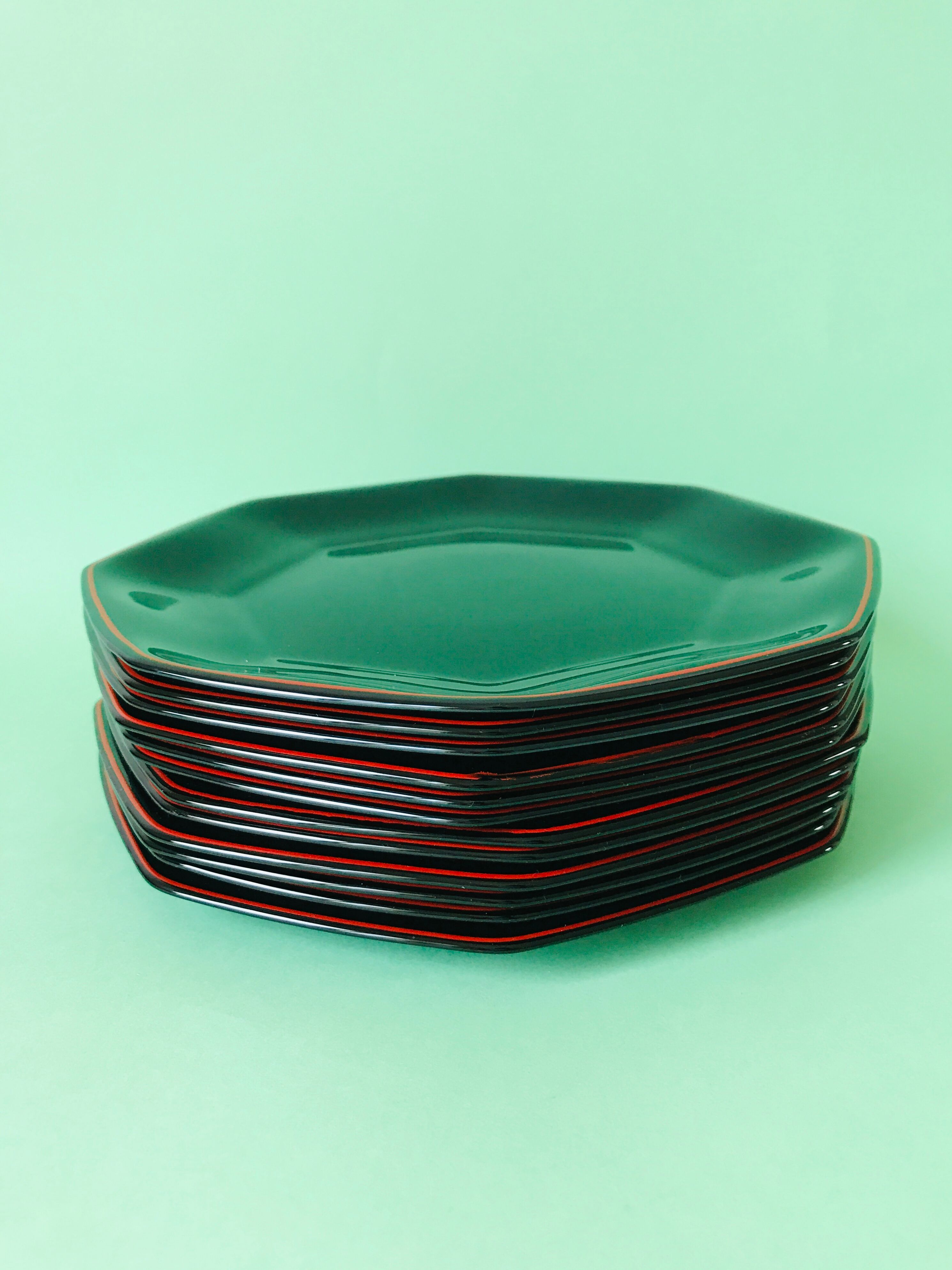 Lot of 12 black and red plates 80s of the style arcoroc collection octime