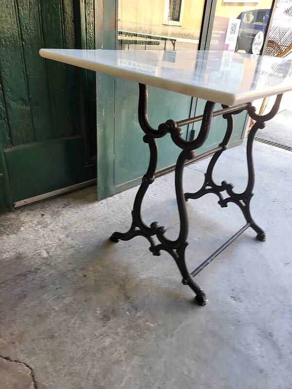 Table bistrot en marbre avec pied en fonte
