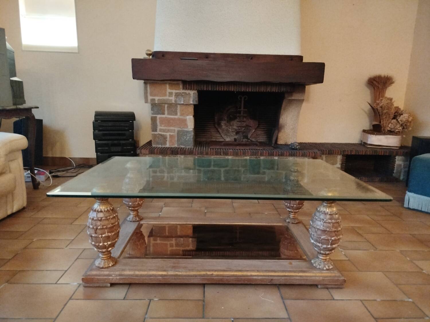 Table basse en verre biseauté , pieds ananas .