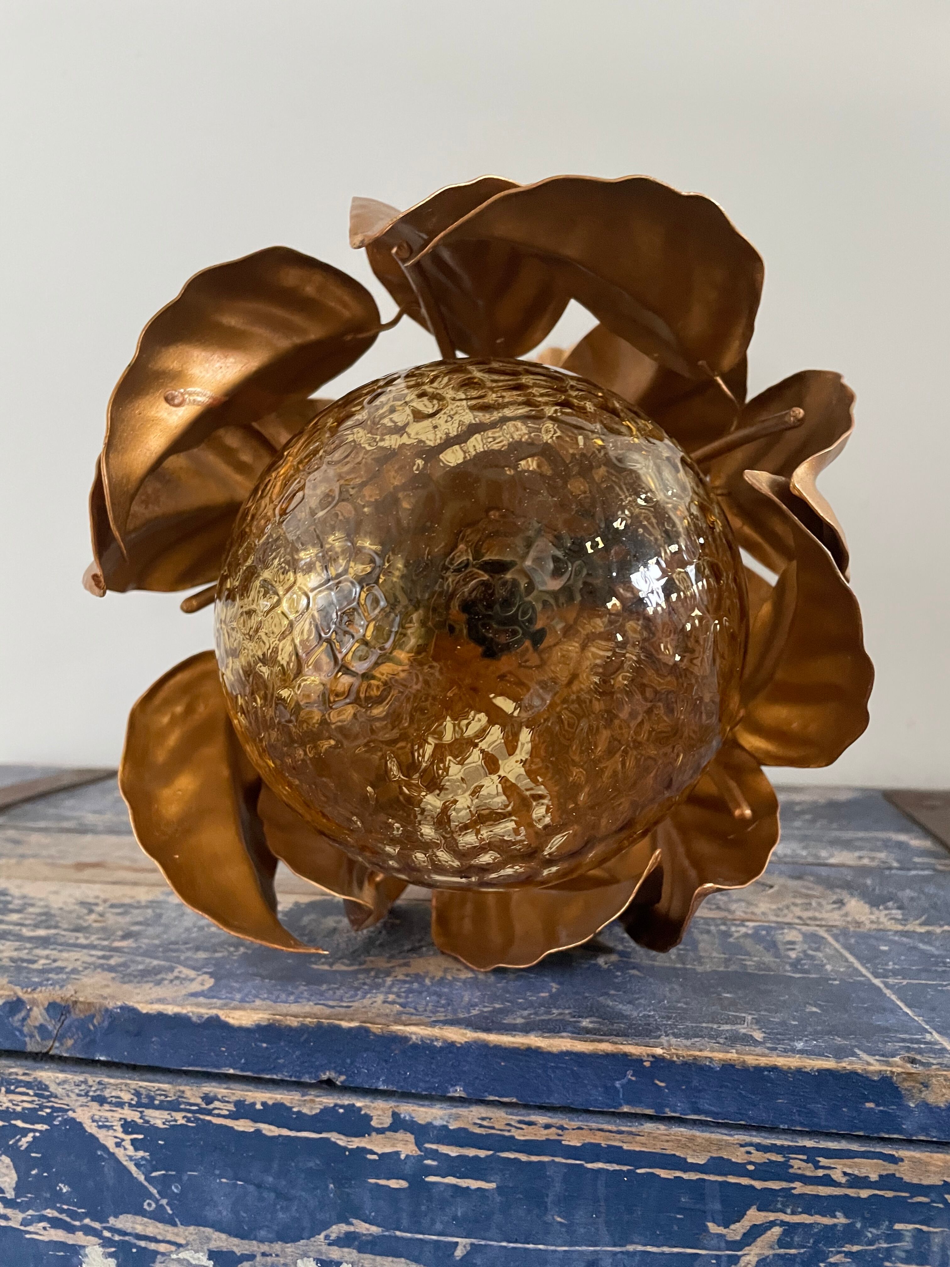 Suspension flowers golden leaves with glass globe