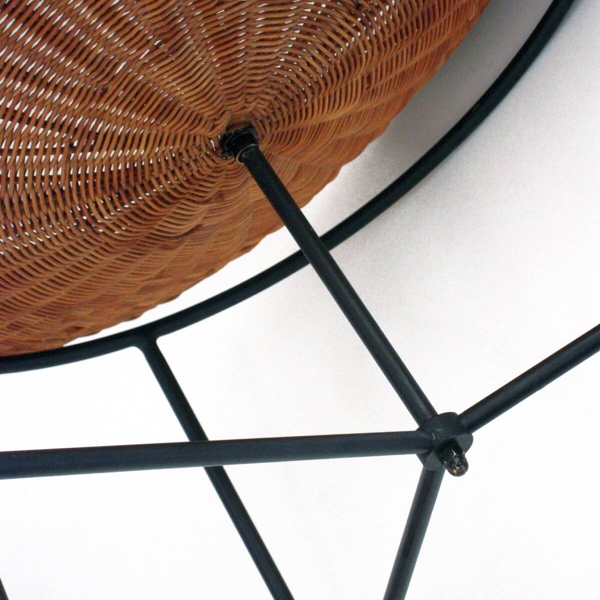 Table incurvée, porte revue en osier et laiton laqué noir, 1960