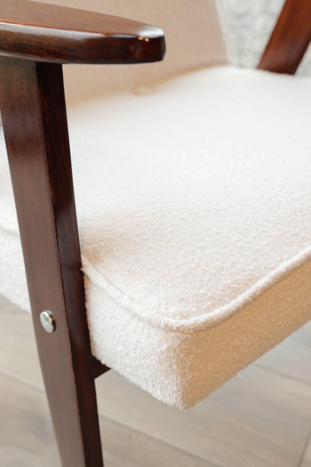 Fauteuil vintage bouclé blanc model 366 by Chierowski