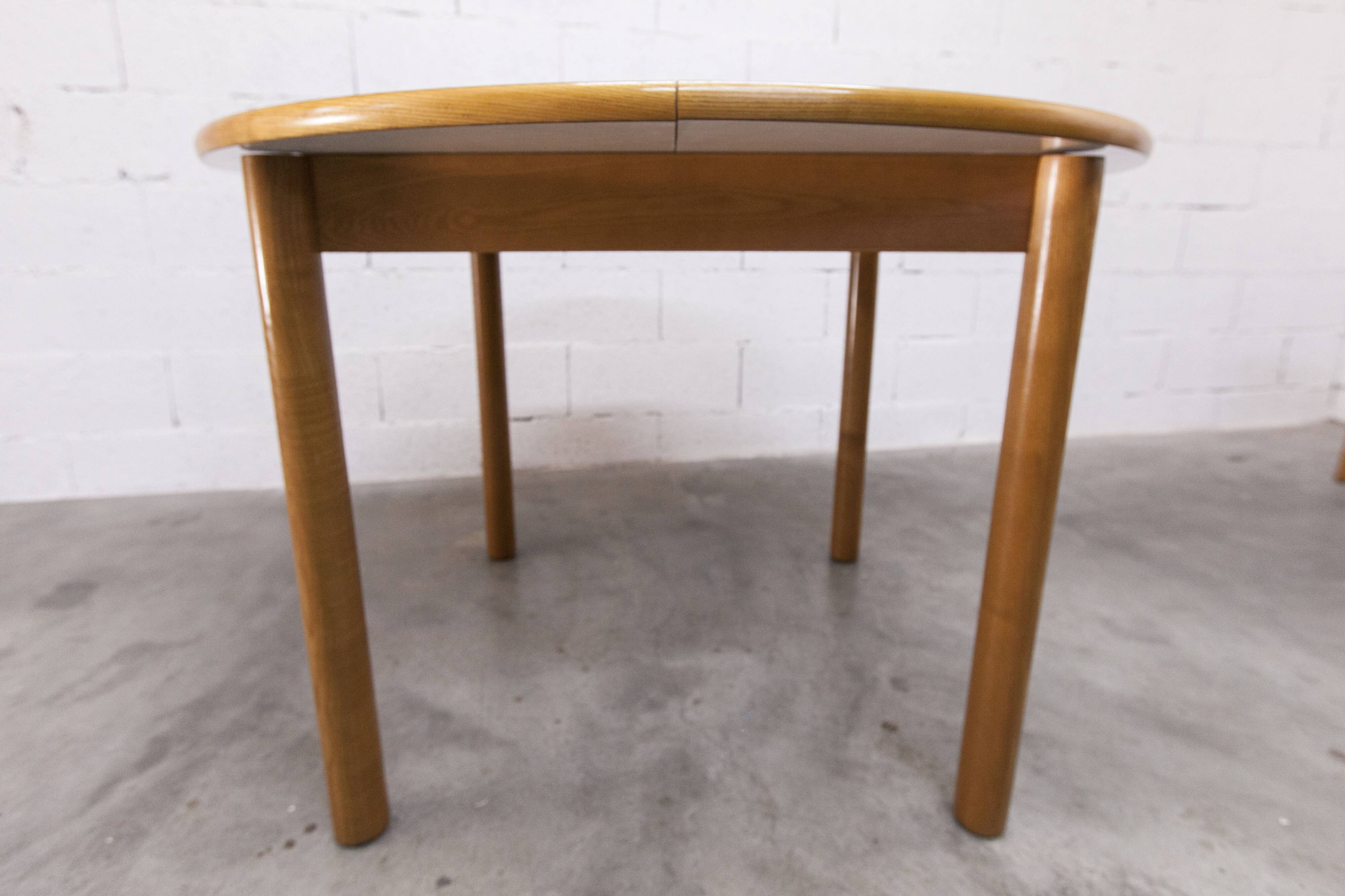 Danish ensemble transformable table 114 cm / 154 + 4 modernist chairs from the 1970s.