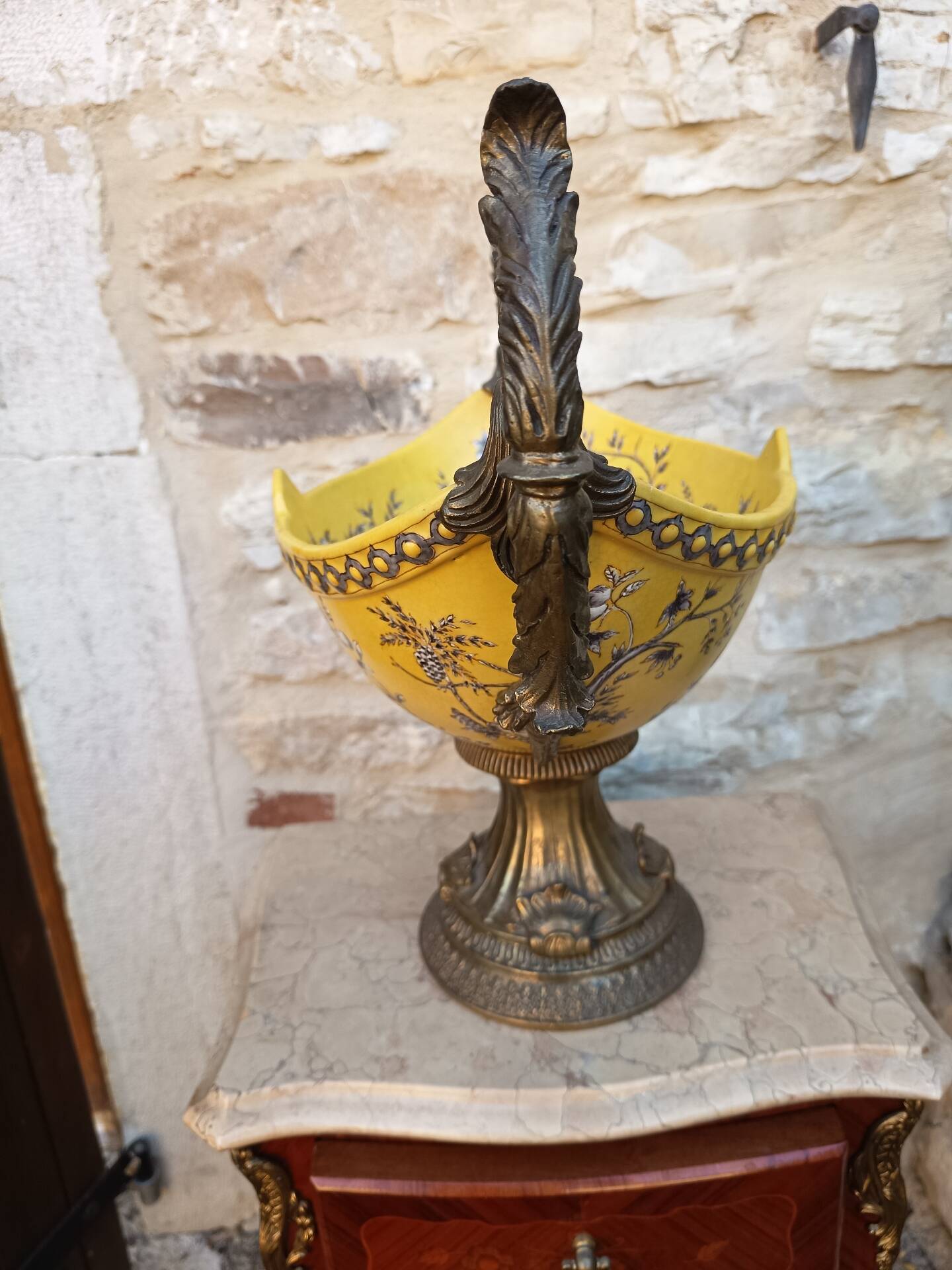 Grand centre de table - 46 cm - faïence jaune émaux polychromes - XXe