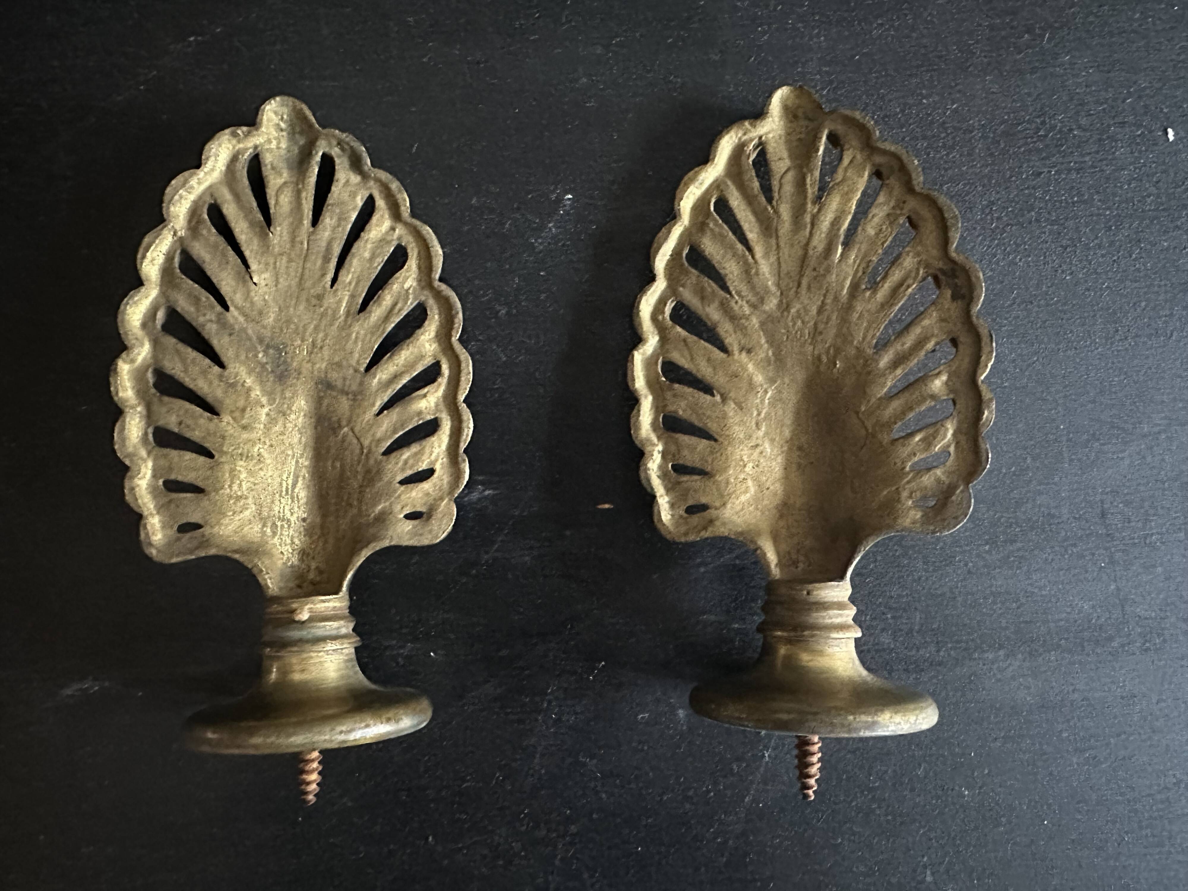 Pair of bronze curtain rod finials in the Napoléon III style with a palmette design.