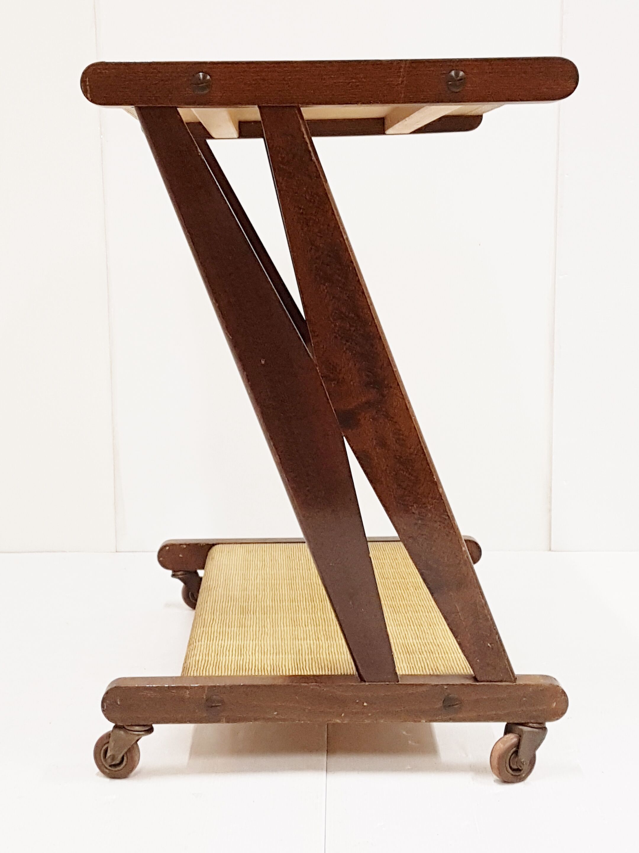 Serving table 1960