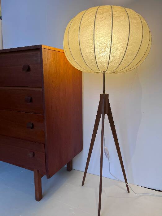Lampadaire vintage tripode teck et abat-jour cocoon