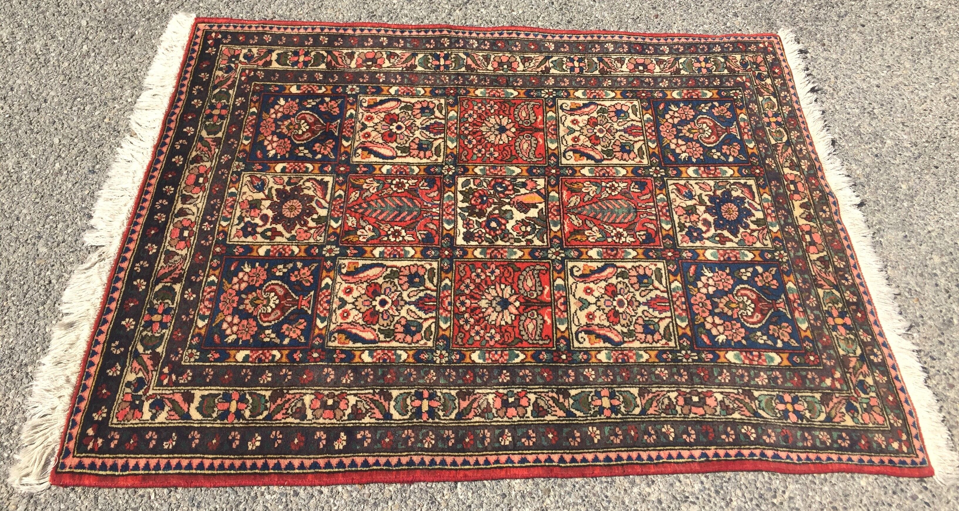 Oriental carpet Bakthiar Persian Iran: 1.07 X 1.40 meters.
