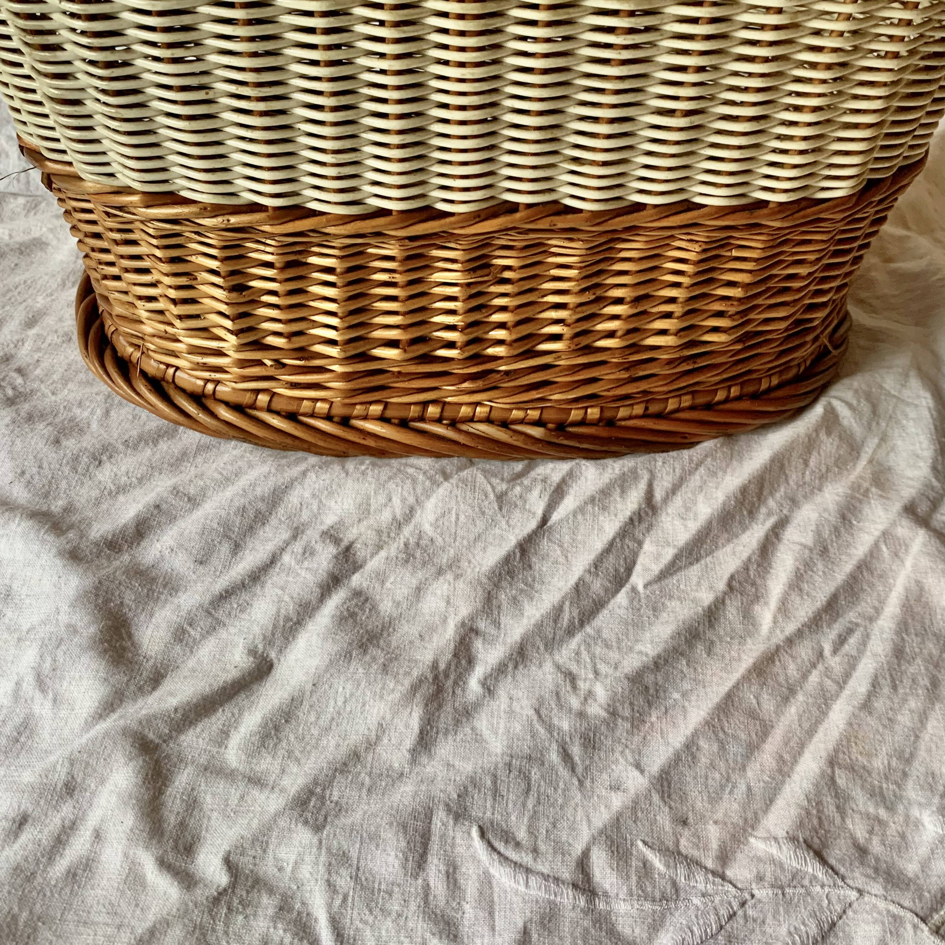 Vintage wicker and scoubidou basket