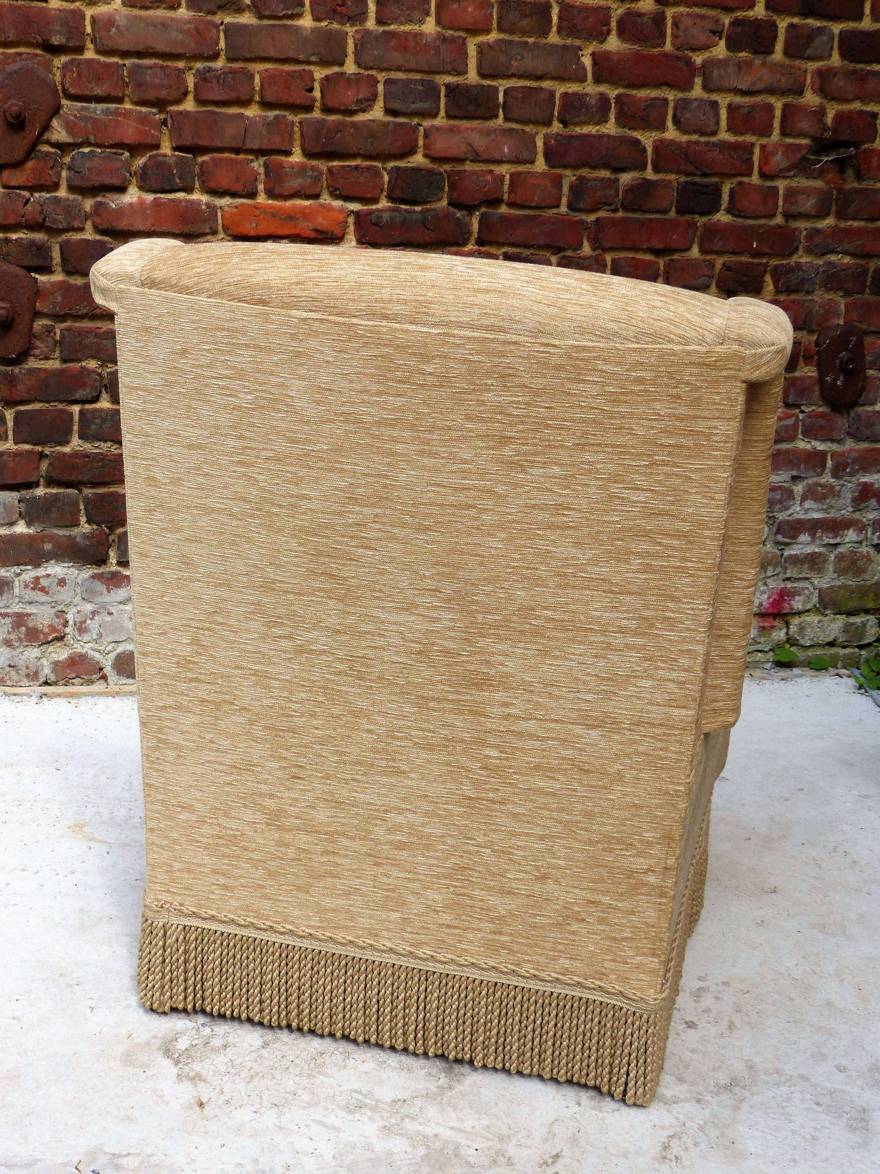 Fauteuil en velour beige et franges
