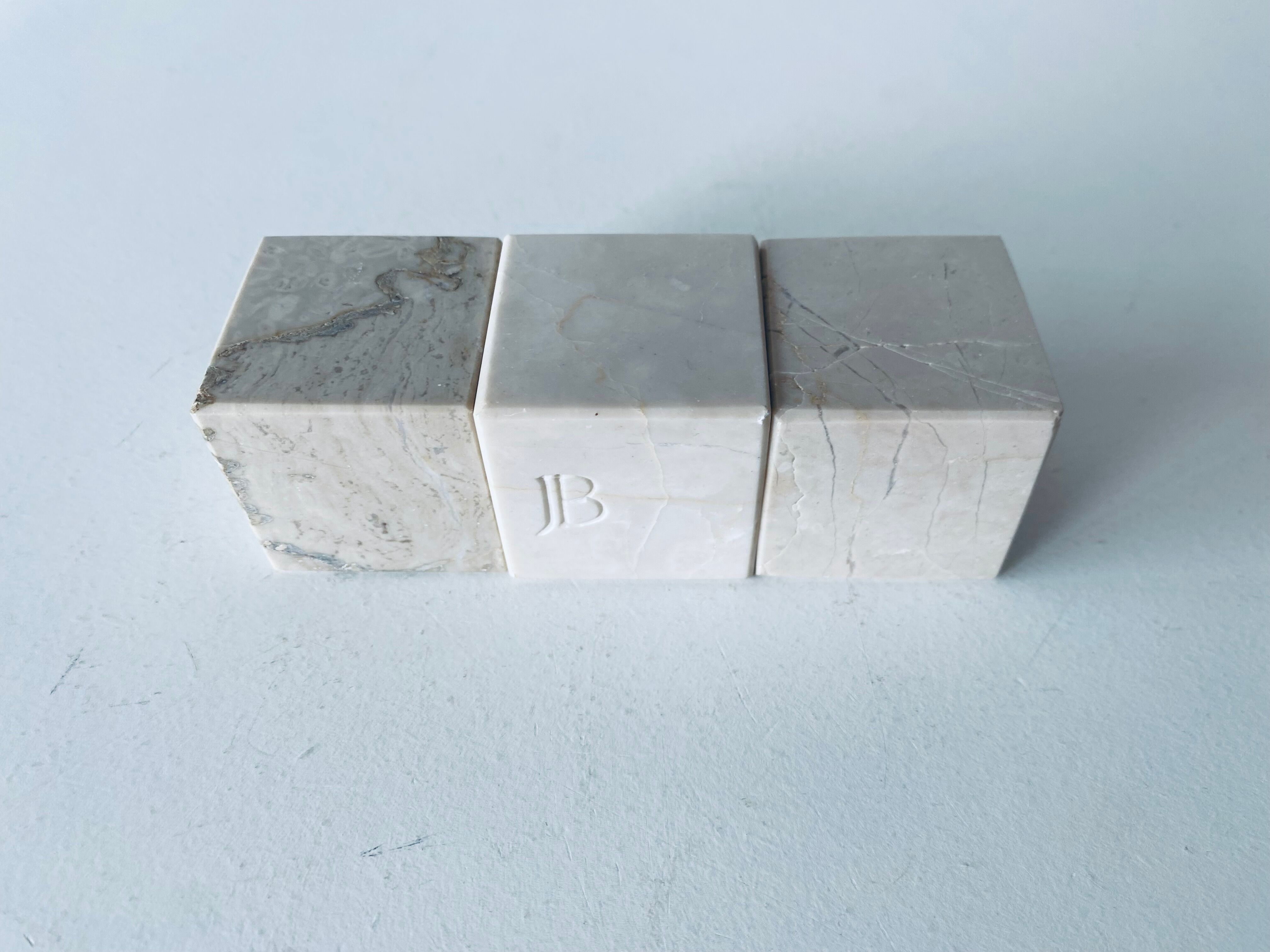 Cubes de marbre, sculpture mobile