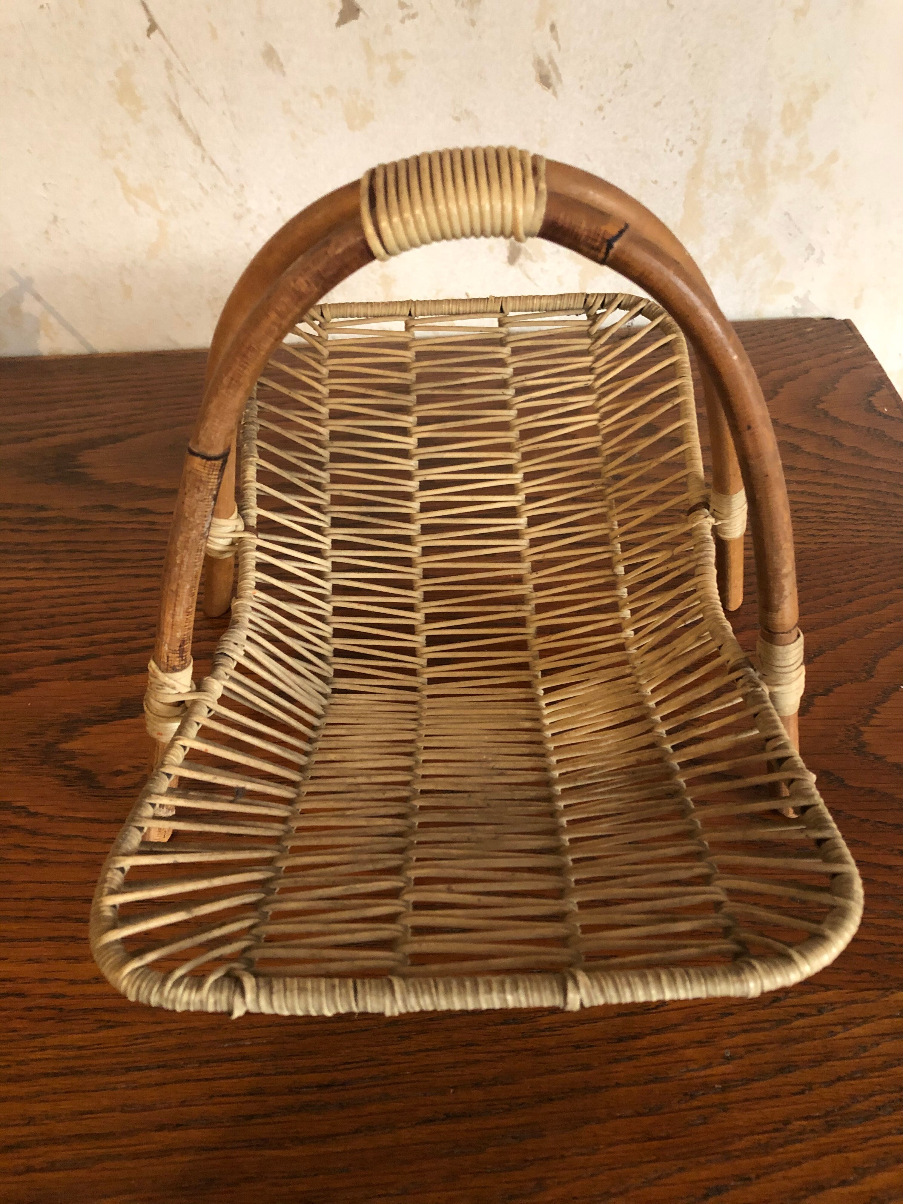 Old basket with rattan fruit and scoubidou yarn 50s