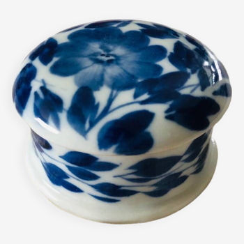 Petite boîte ronde en porcelaine Blanche et bleue à fleurs