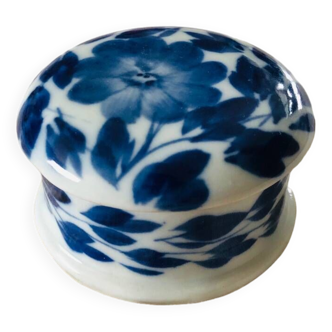 Small round box in white and blue porcelain with flowers