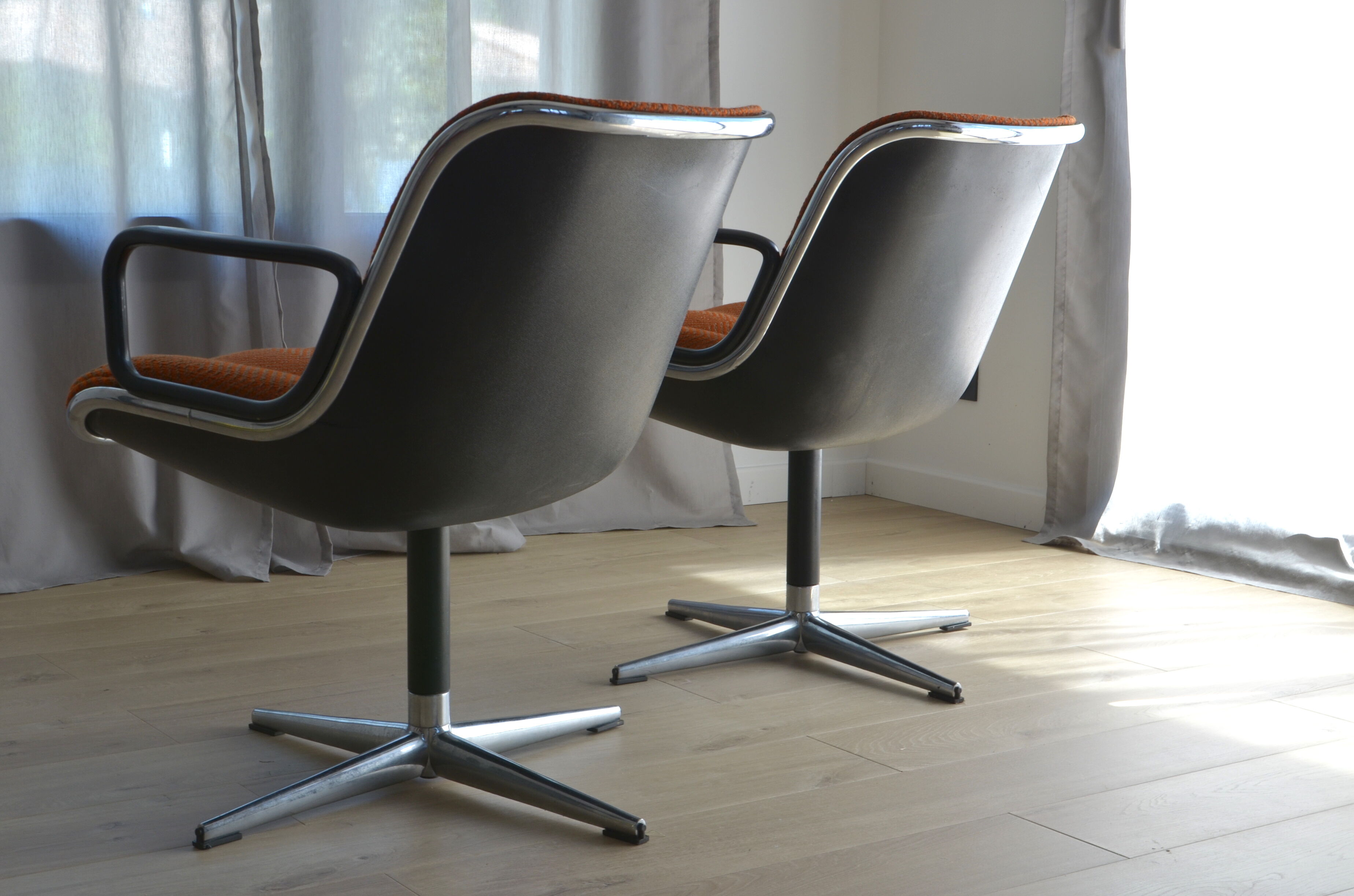 Pair of chairs by Charles Pollock, 1st edition, Edition Knoll