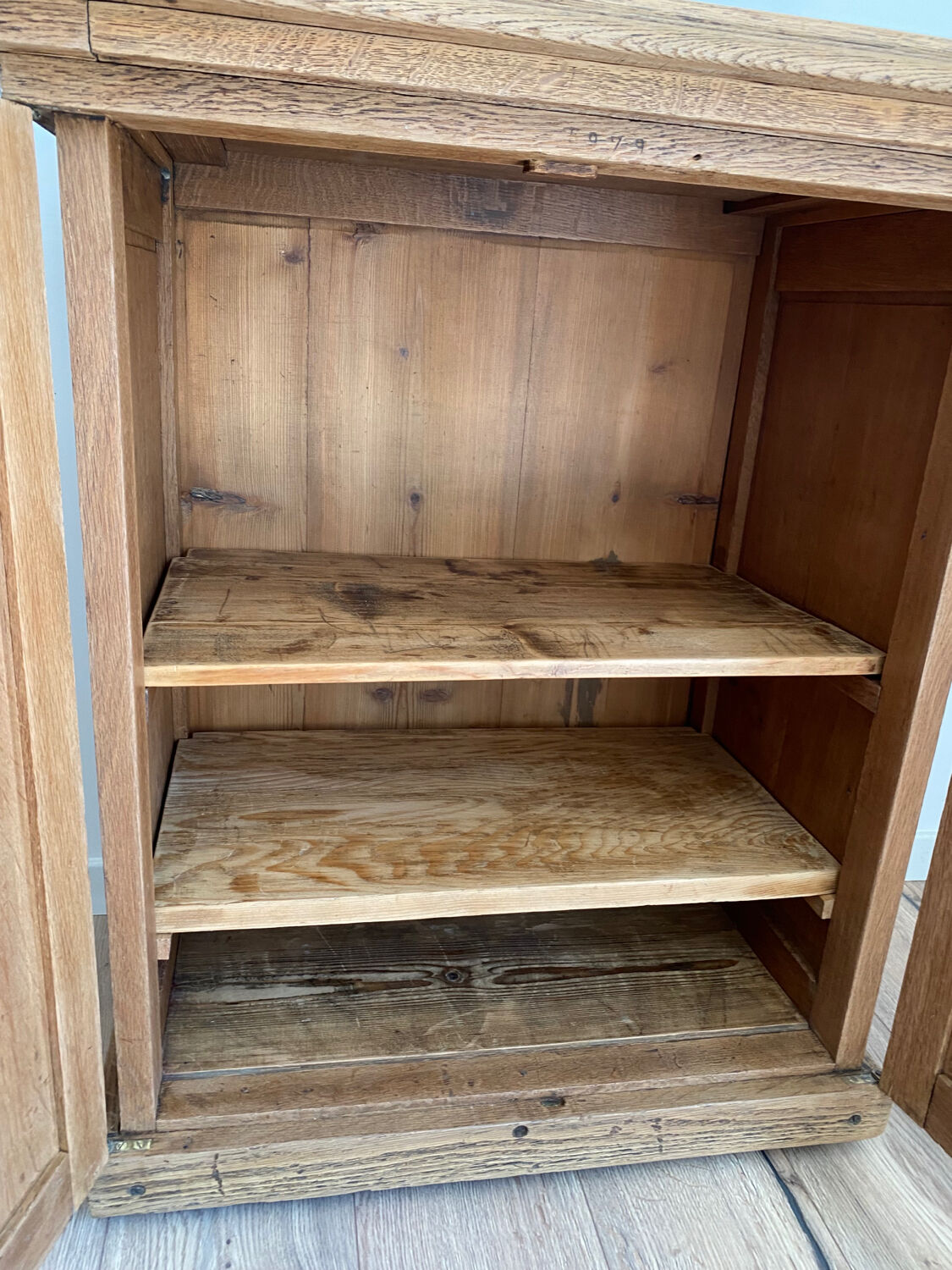 Storage cabinet