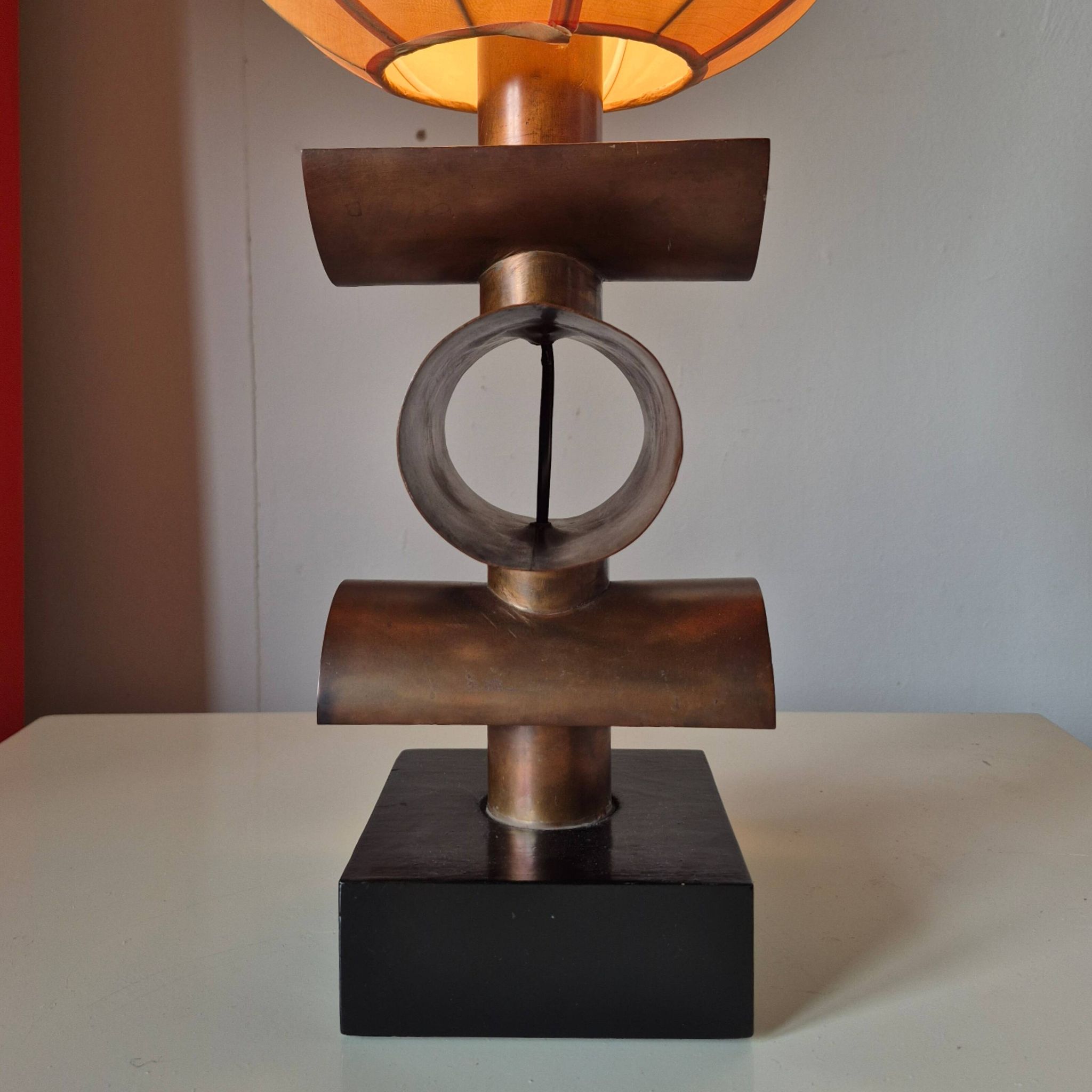 Lampe de table moderne en cuivre et soie, Pays-Bas, années 1950.