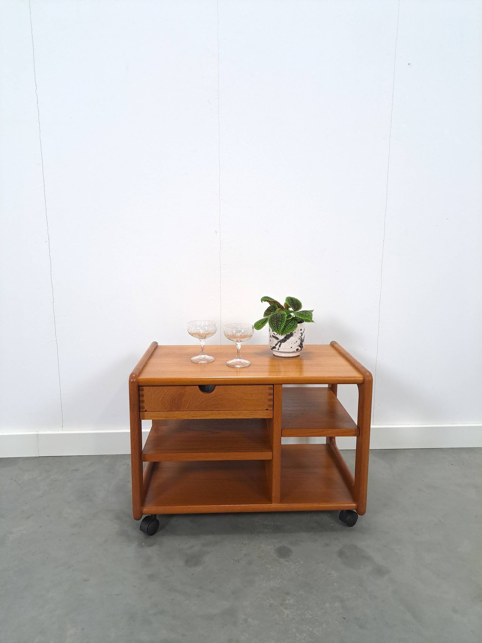 Chariot audio en teck danois avec tiroir meuble TV vintage