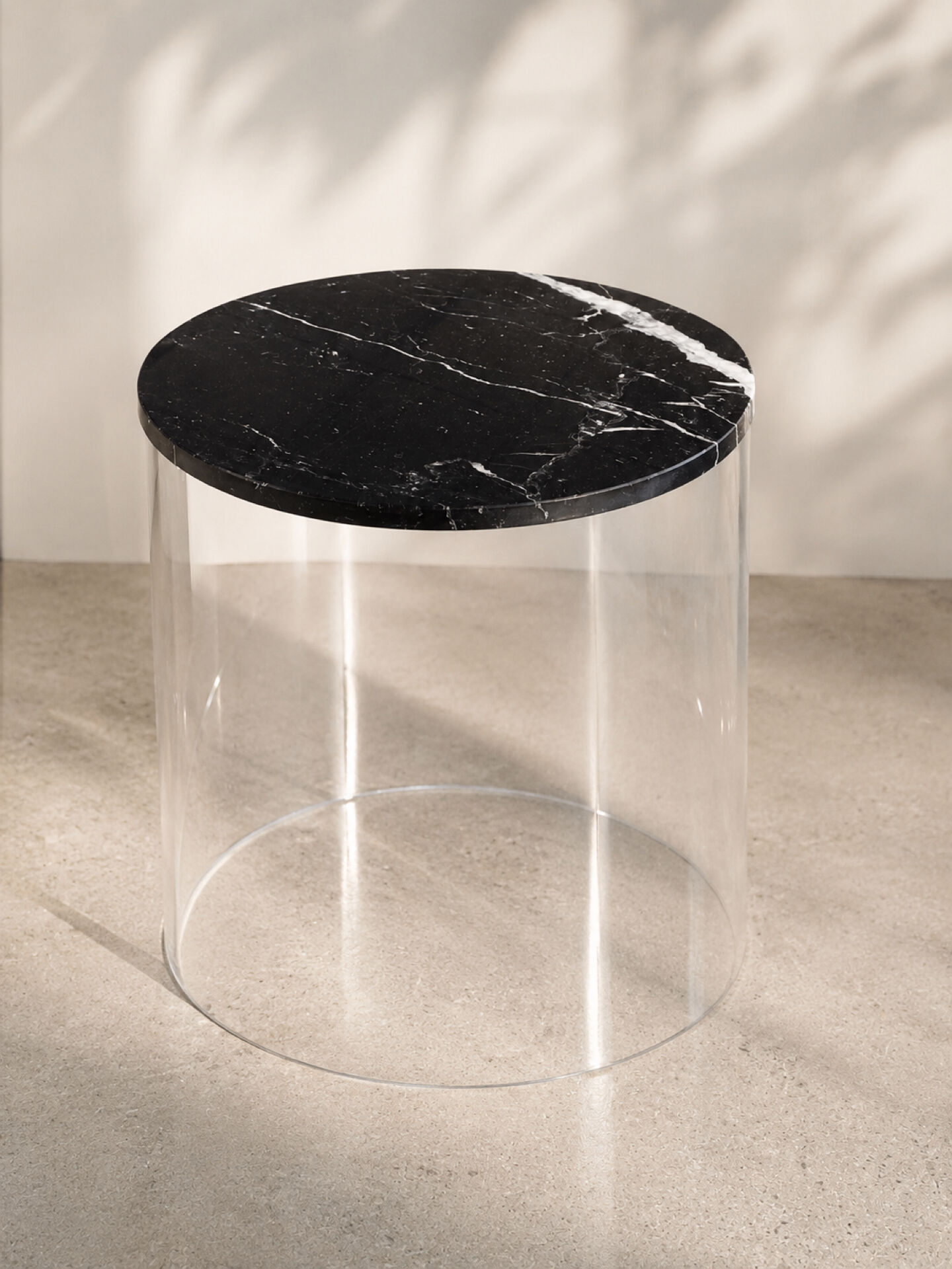 Table d’appoint design en plexiglas et marbre noir – Seventies