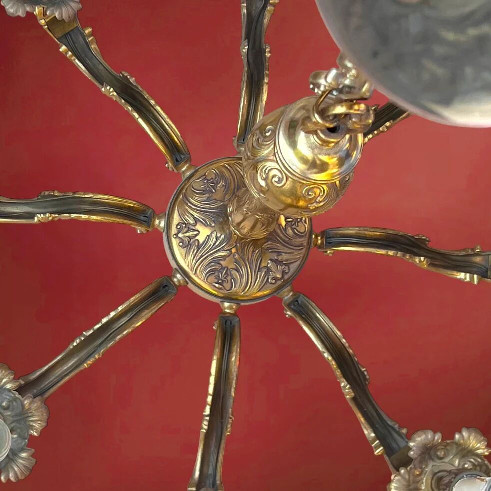 Lustre ancien en laiton doré massif style Louis XV rocaille à 8 feux – années 50 70
