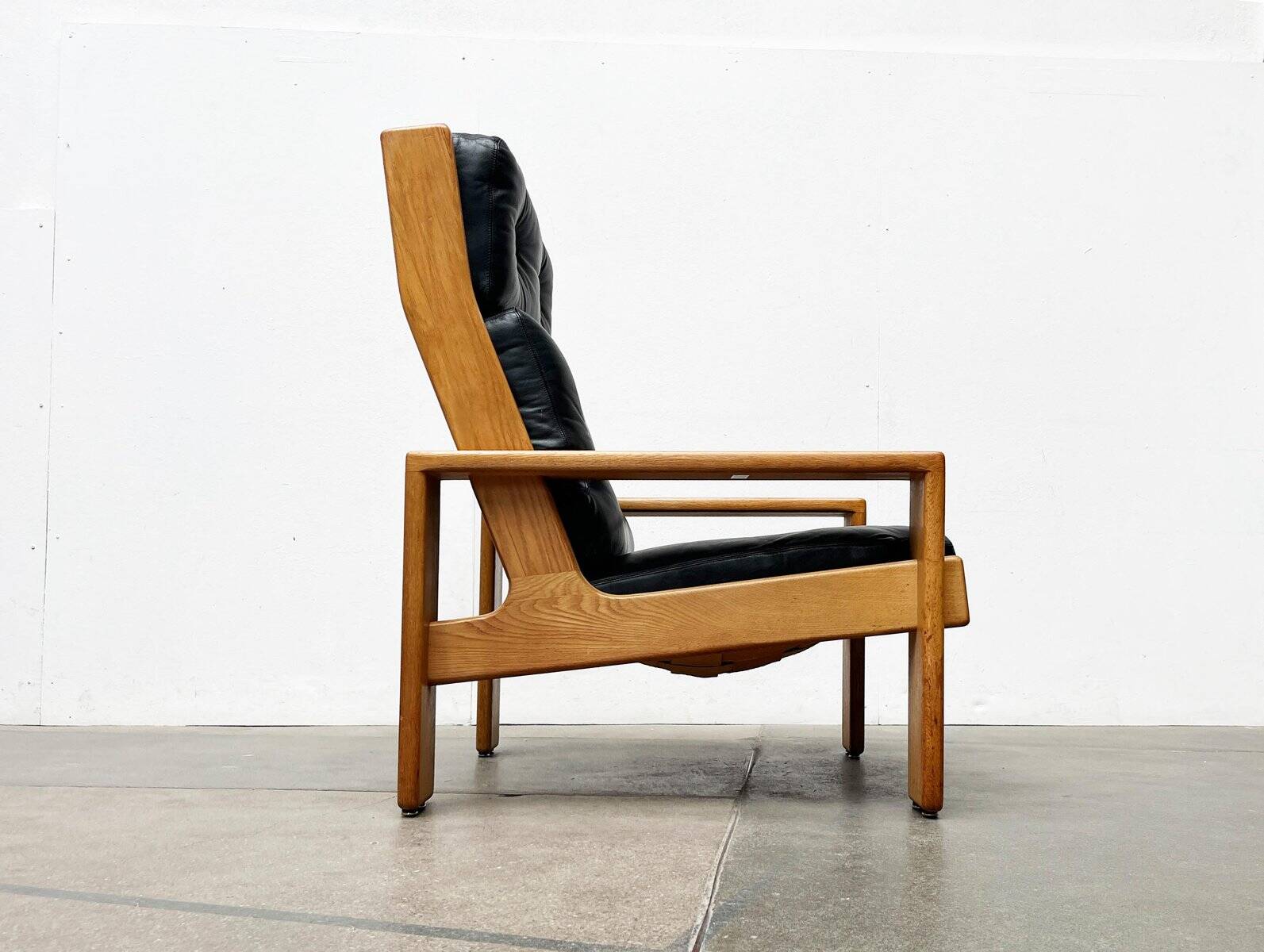 Mid-Century lounge chair model Bonanza with a high back in leather by Esko Pajamies for Asko, Finland, 1960s.