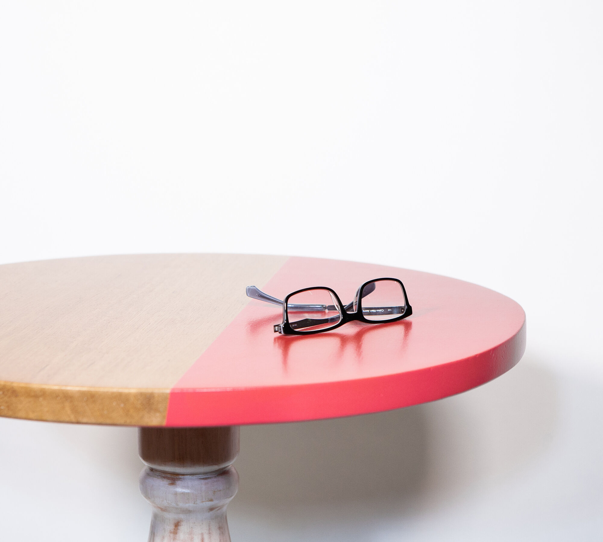 Bistro-style round table in rose solid oak and natural wood