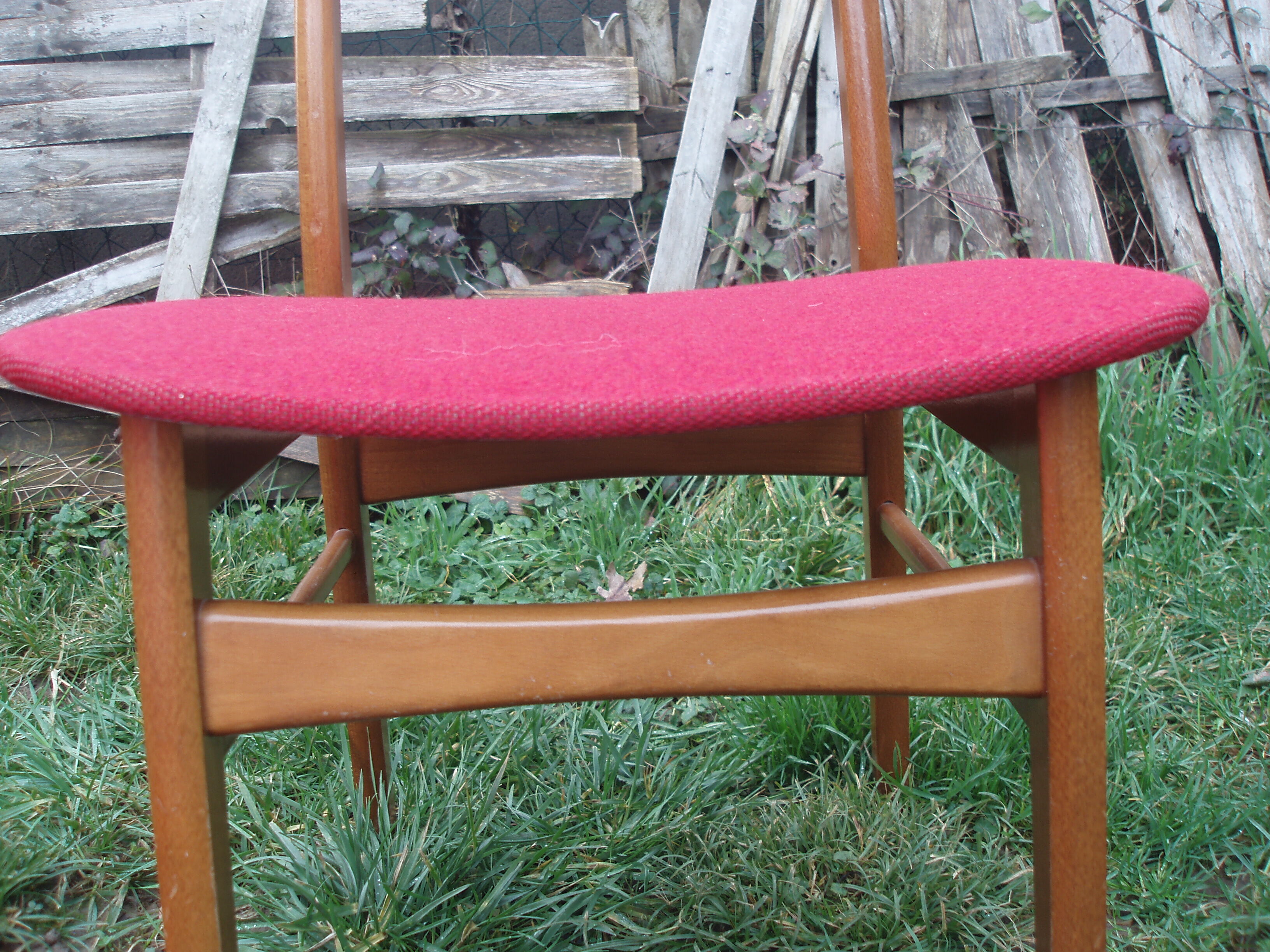 Pair of Scandinavian chairs in teak and red fabric