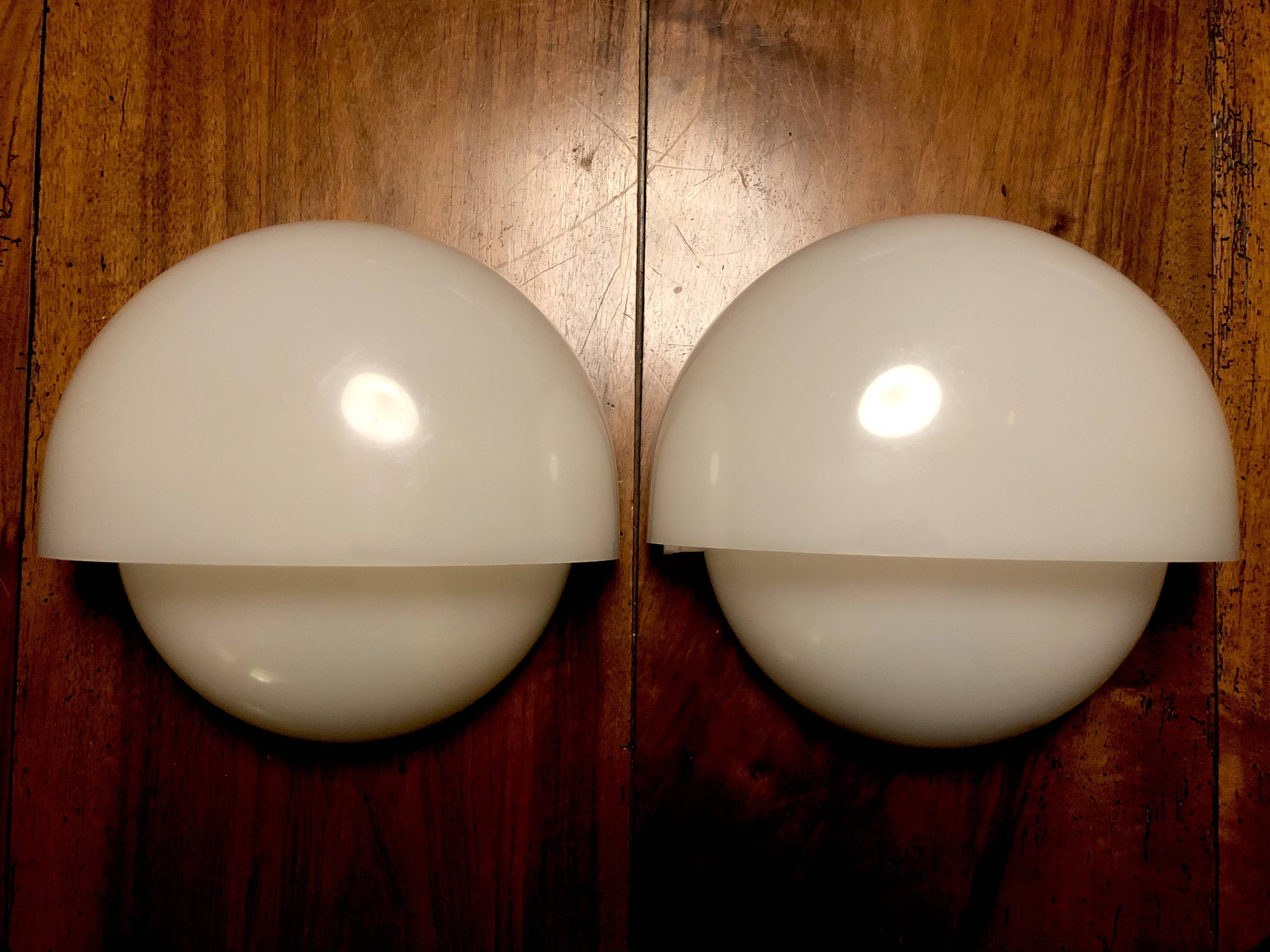 Pair of design wall lamps by Vico Magistretti for Artemide, 1970