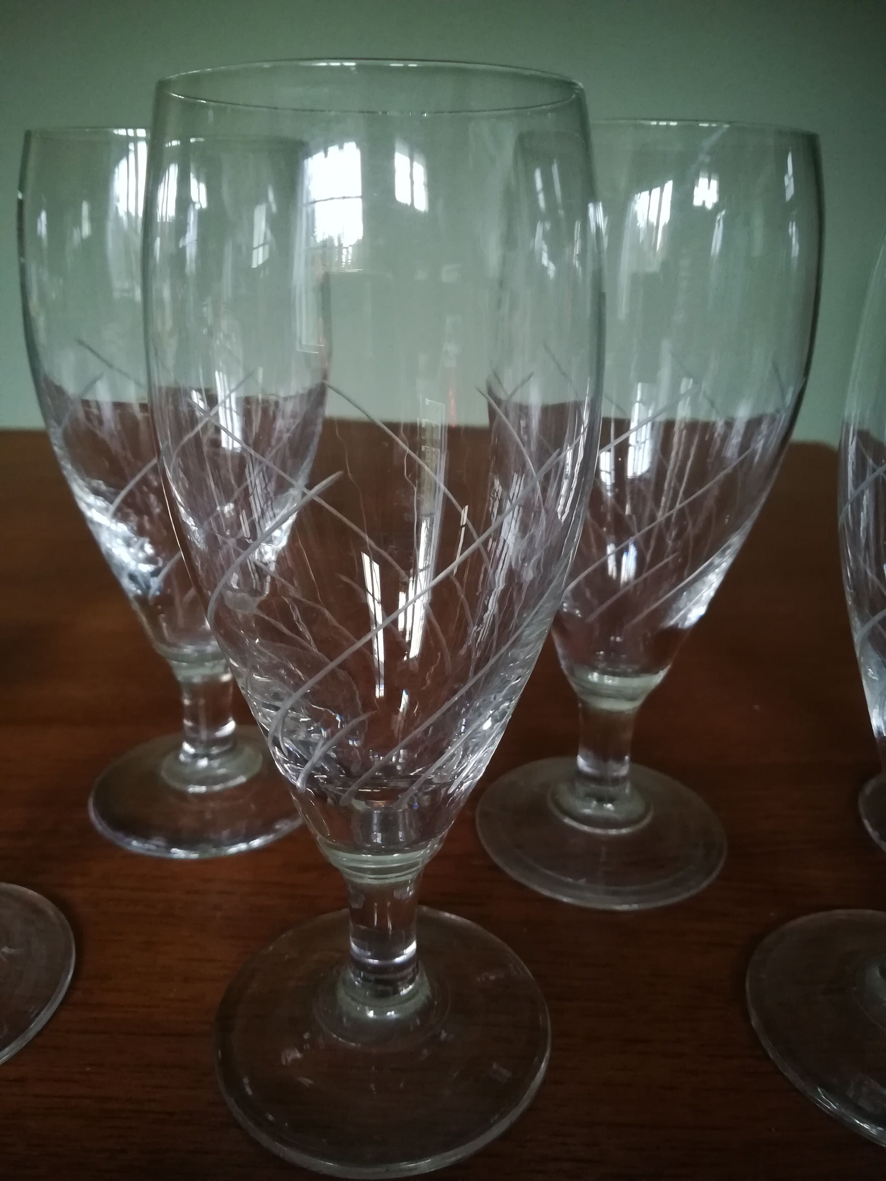 Eight champagne flutes in engraved glass