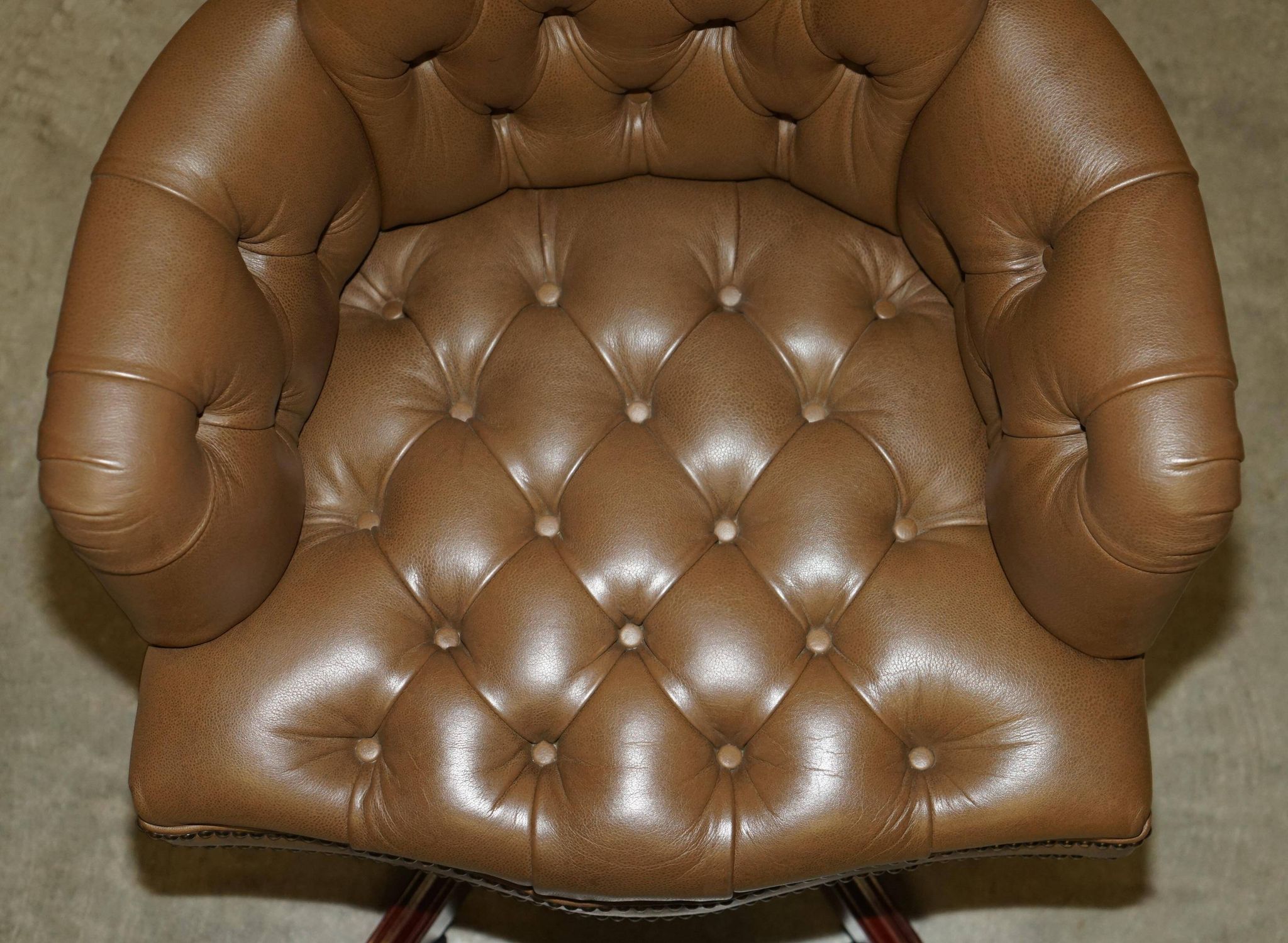Fauteuil de bureau Chesterfield capitonné cuir George Smith