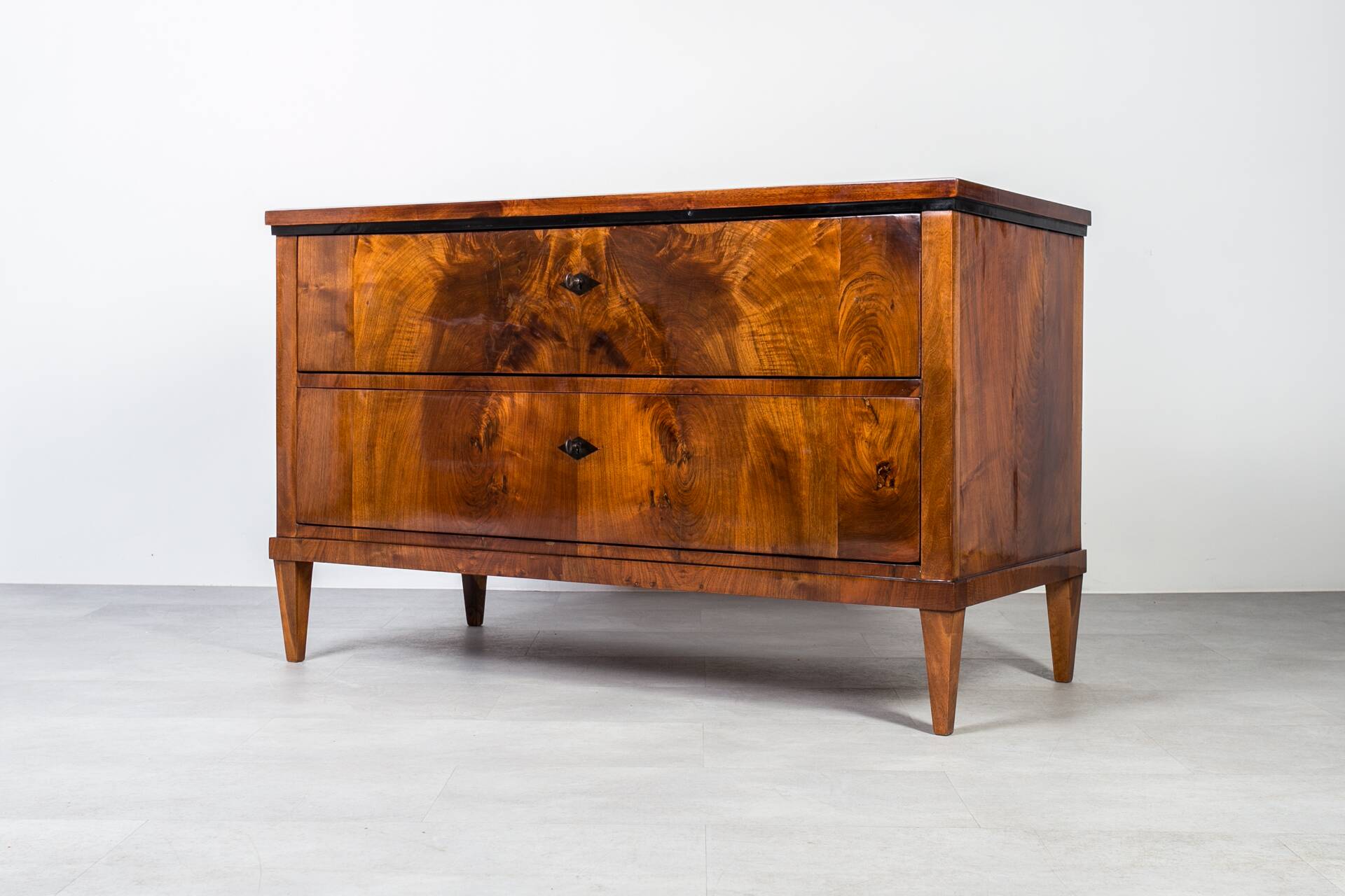 Commode allemande en noyer du XIXe siècle – Entièrement restaurée, vernis à l'ancienne