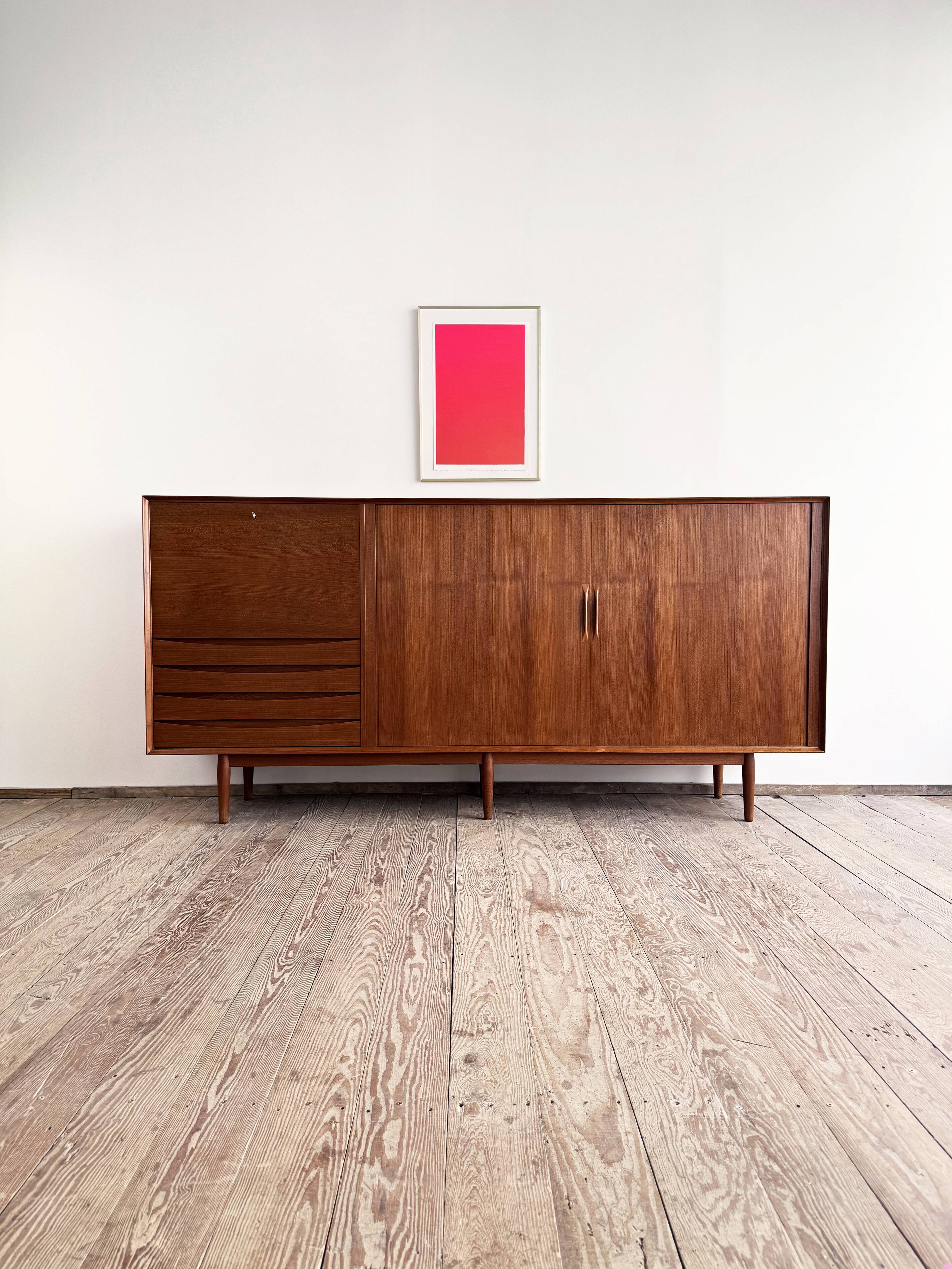 Grand Buffet Mid-Century Moderne en Teck avec Portes Tambour par Arne Vodder pour Sibast, Danemark