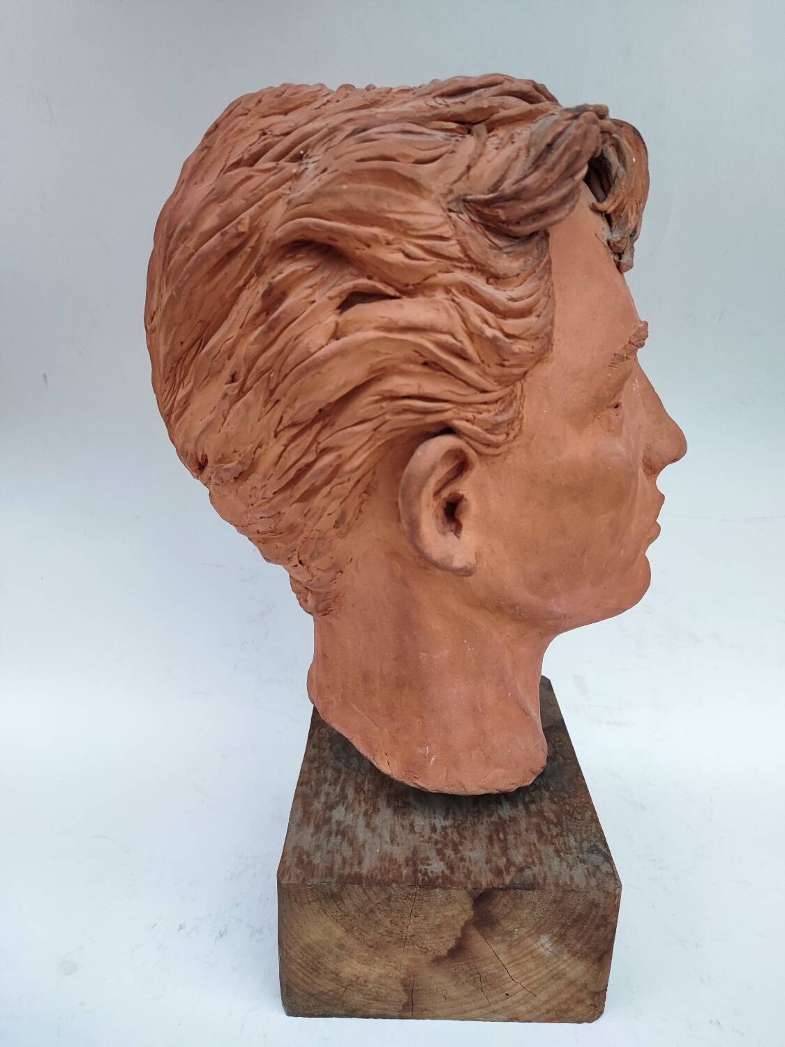 Tête de jeune homme sculptée en terre cuite