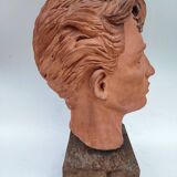 Tête de jeune homme sculptée en terre cuite