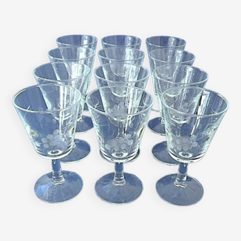 Set of twelve (12) sherry, port or commandaria glasses in glass engraved with stylized vines