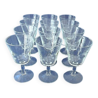 Set of twelve (12) sherry, port or commandaria glasses in glass engraved with stylized vines