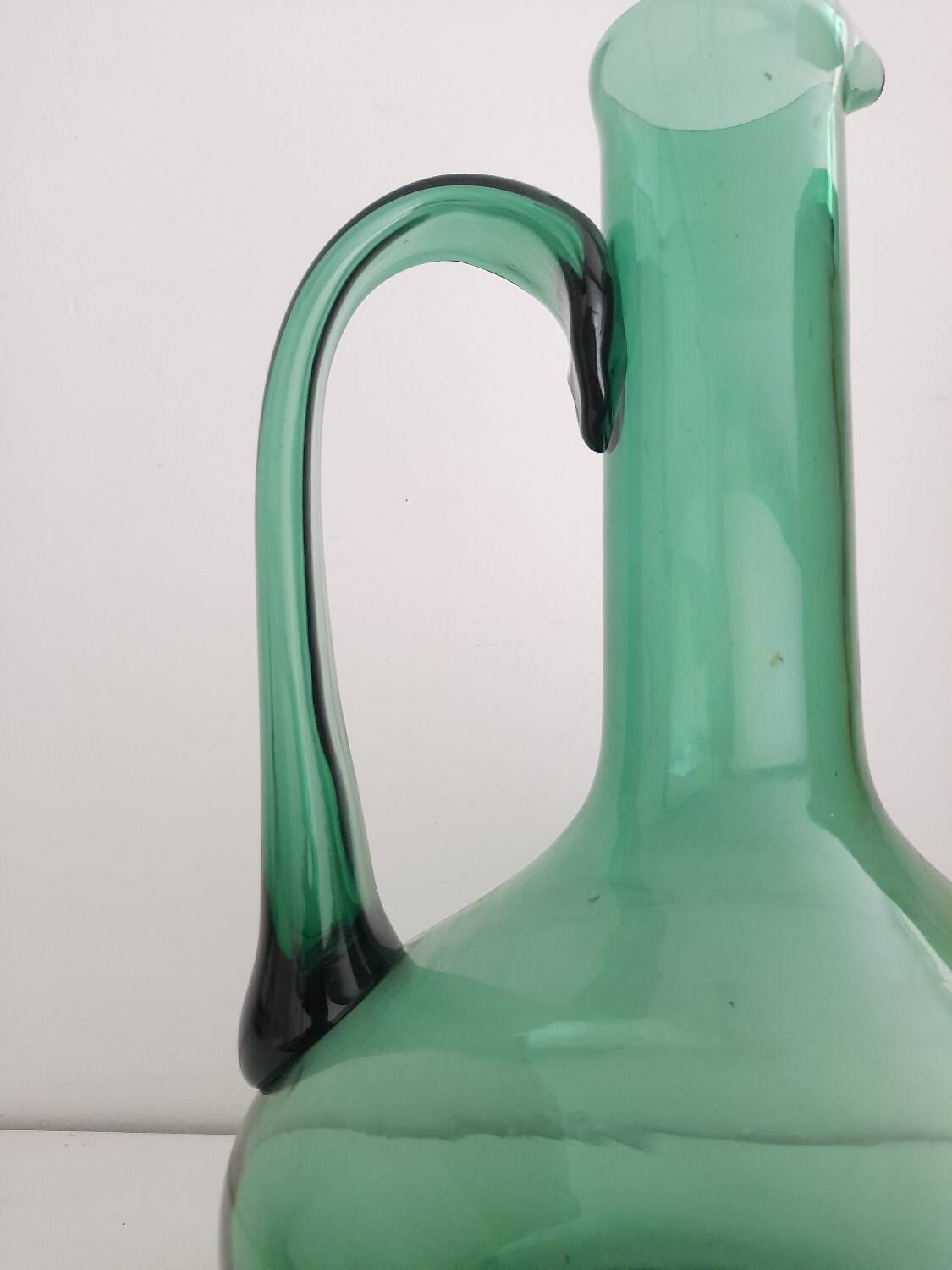 Carafe en verre vert de fabrication italienne 1960s