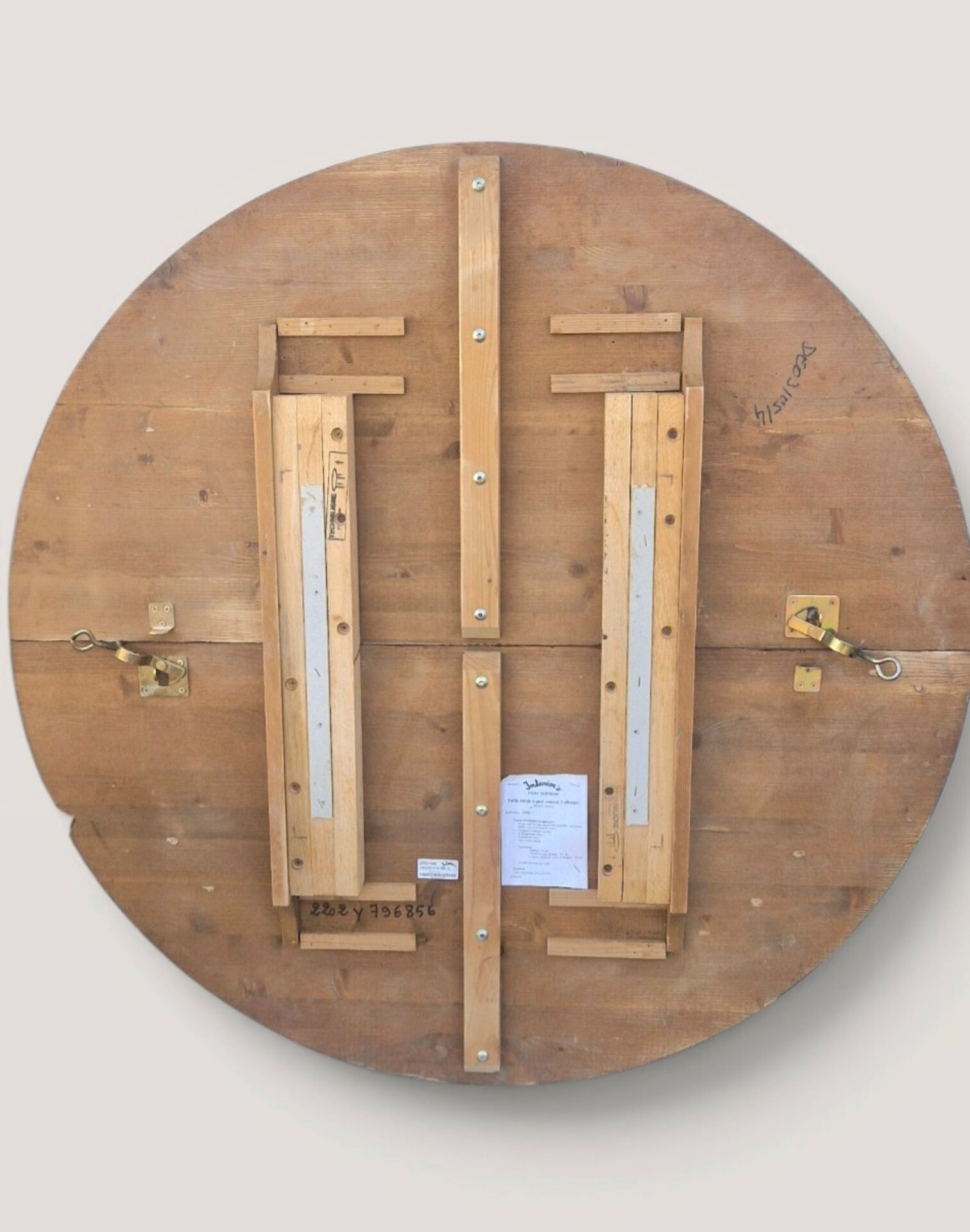 Extendable round table with central leg – Chic country spirit