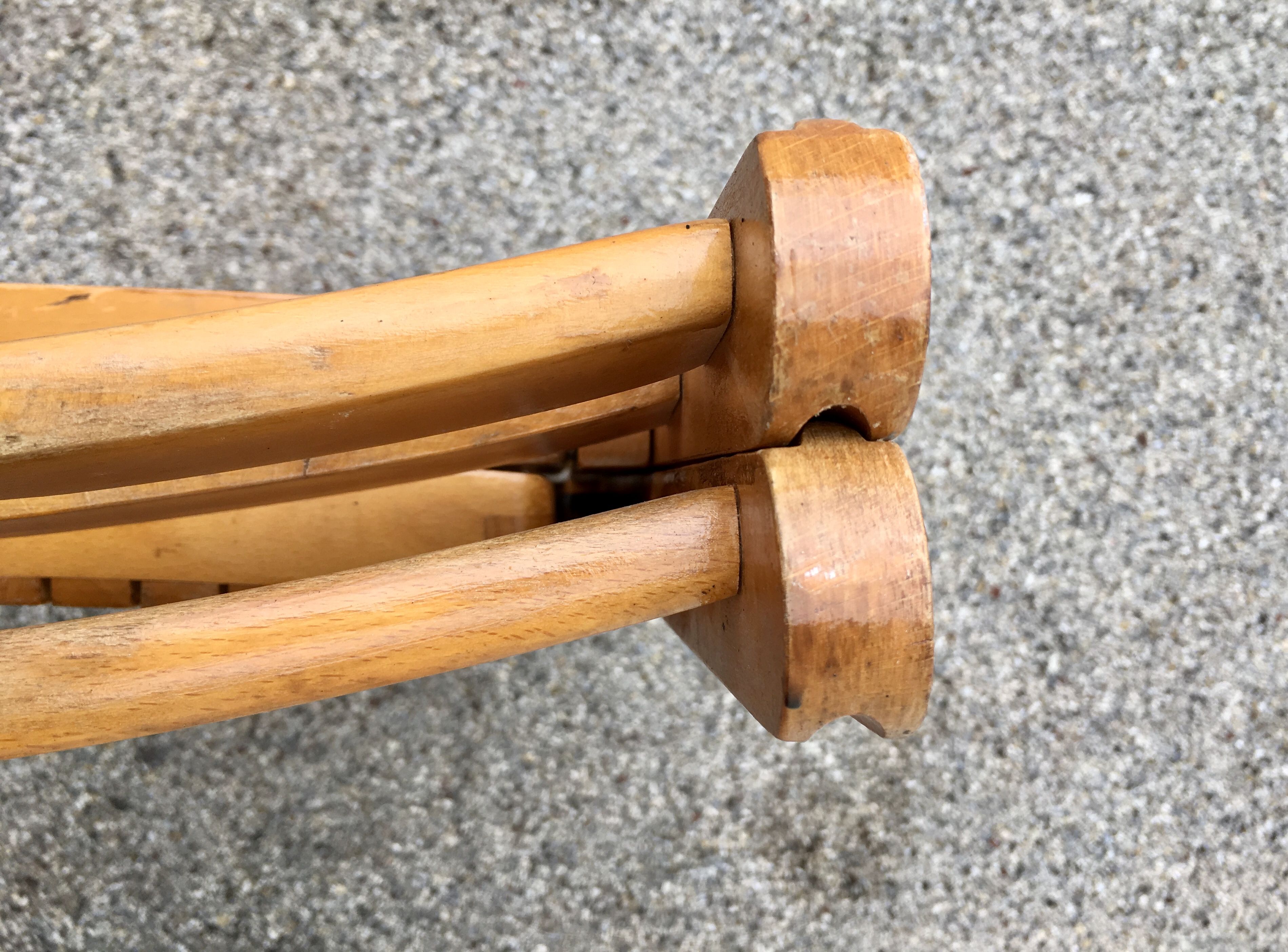 Paire de chaises pliantes en bois massif